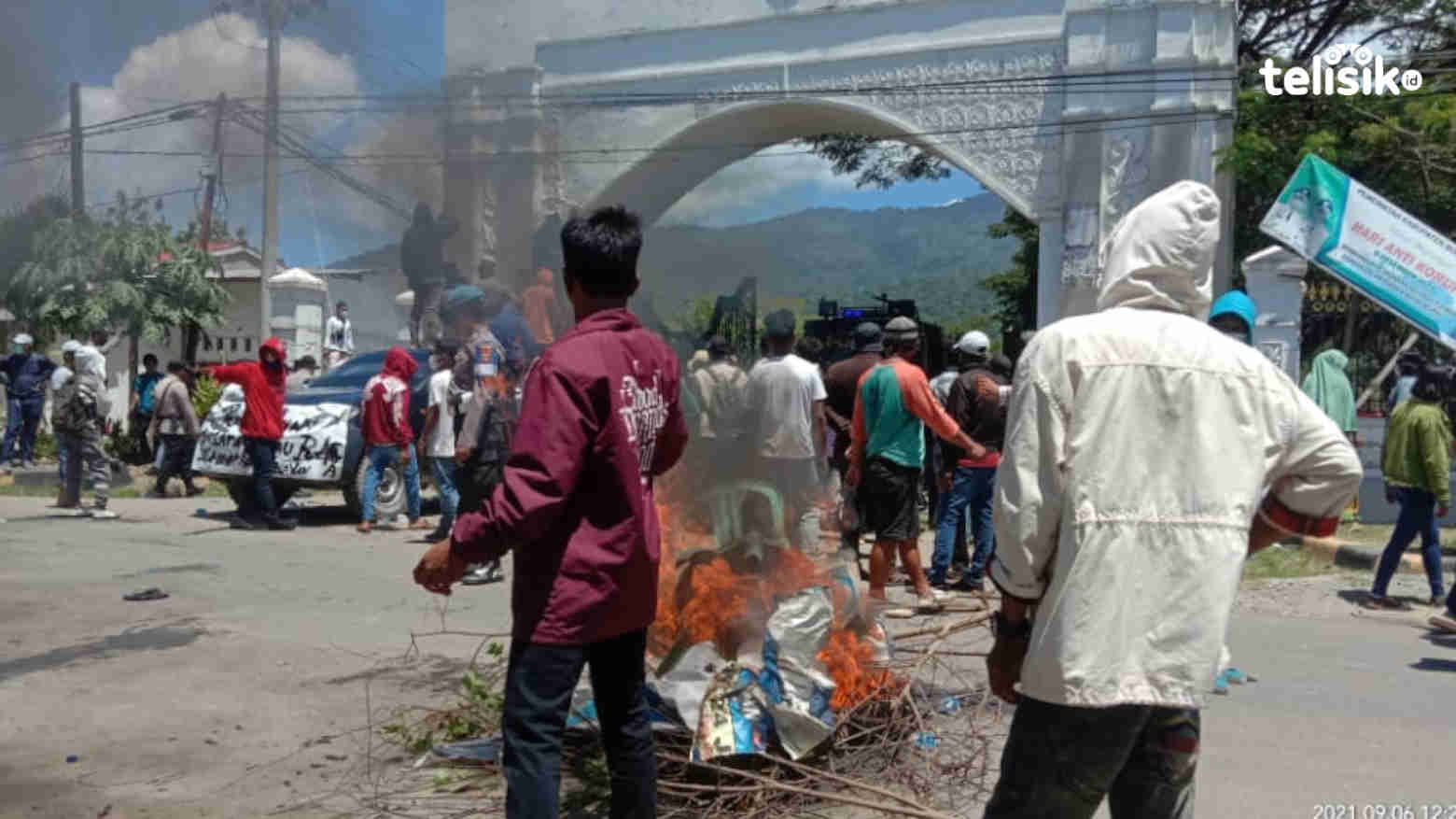 Nelayan Bombana Unjuk Rasa Tolak Reklamasi Pulau Basa