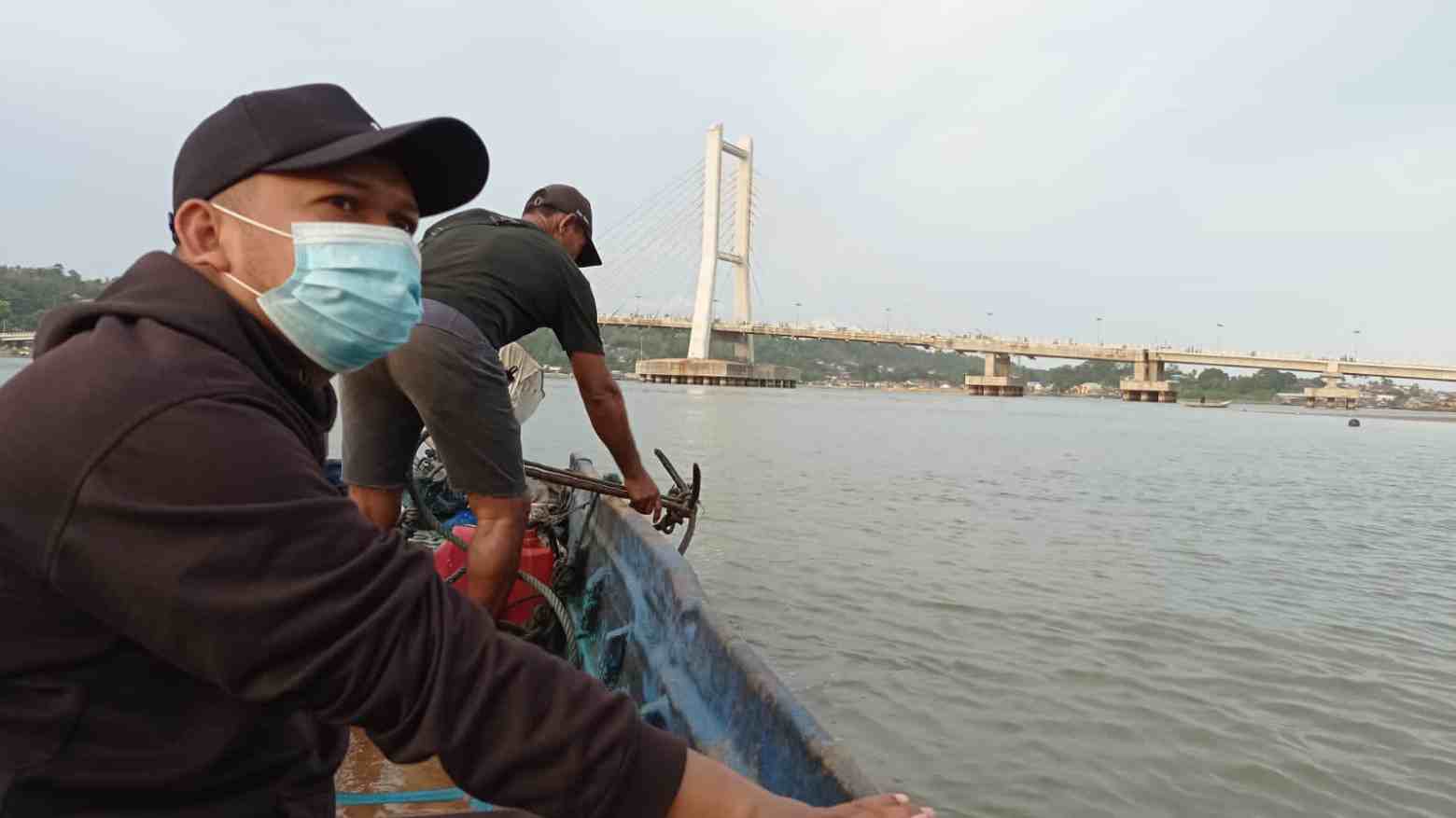 Ojek Perahu, Memilih Bertahan di Bawah Megahnya Jembatan Teluk Kendari