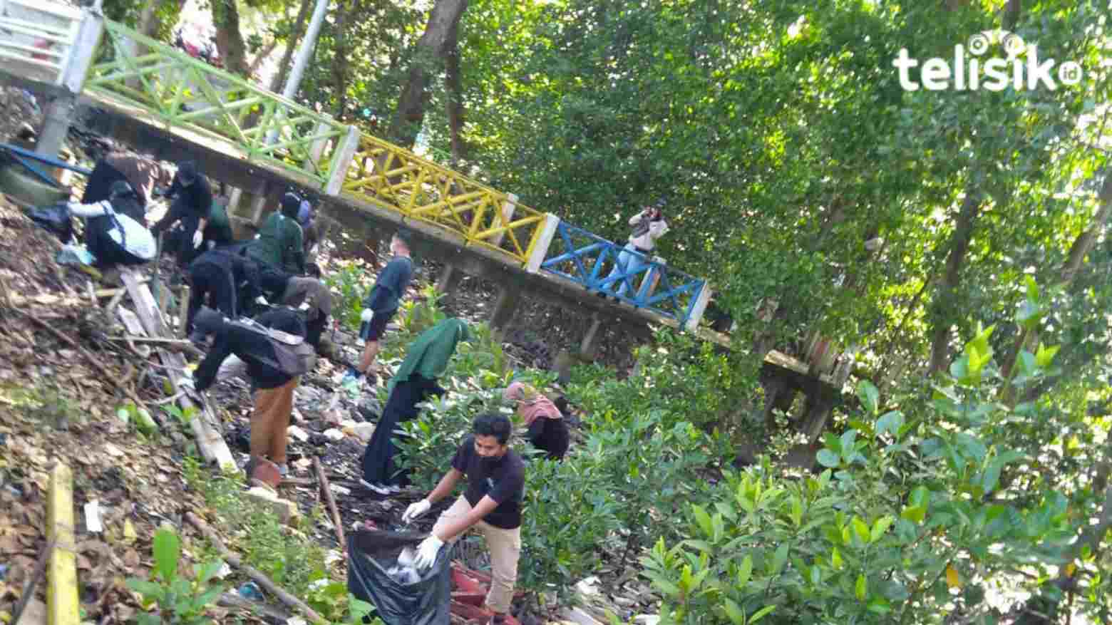 Pemkot Bersama 147 Komunitas Bersihkan Sampah di Area Kendari Water Sport