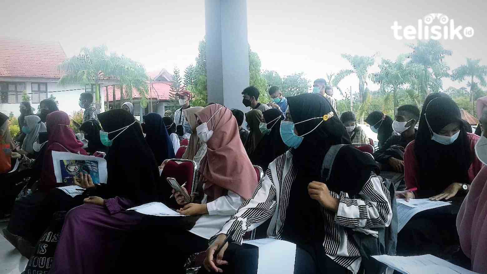 Peserta Vaksinasi Fisip UHO Membludak, Panitia Sempat Kewalahan