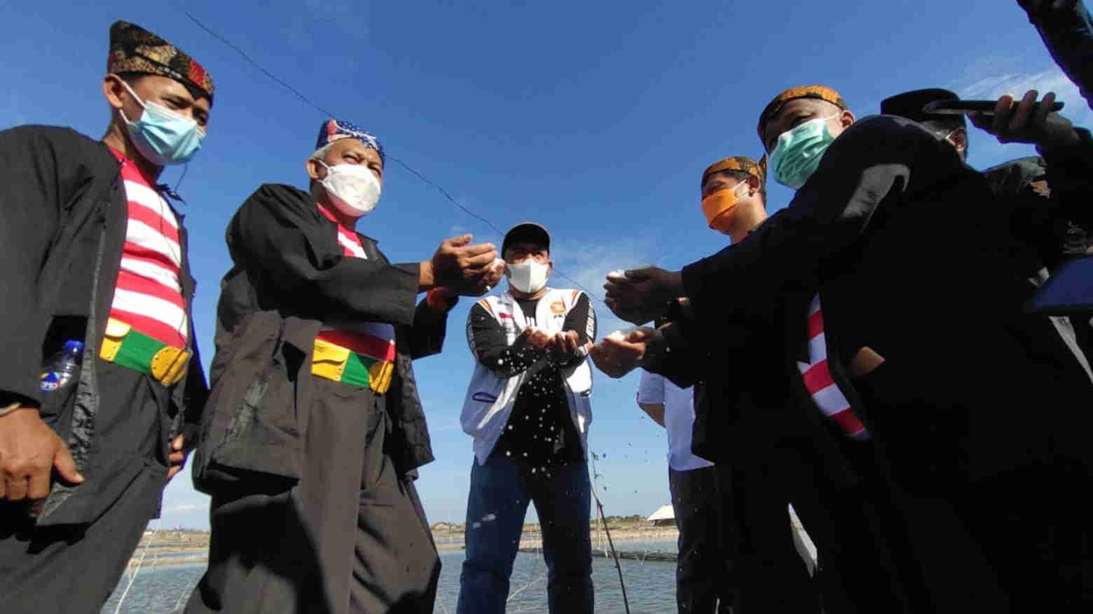 Prihatin Nasib Petani, Presiden PKS Borong Garam dan Cabai di Jatim