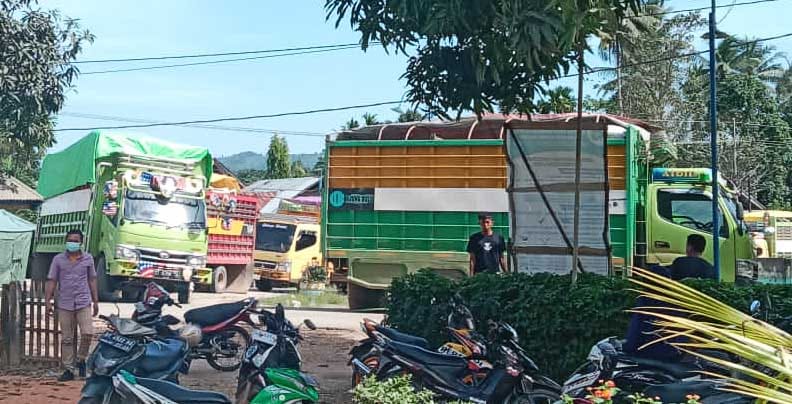 Puluhan Truk Logistik Tertahan Gegara Jalan Poros Konsel Diblokir