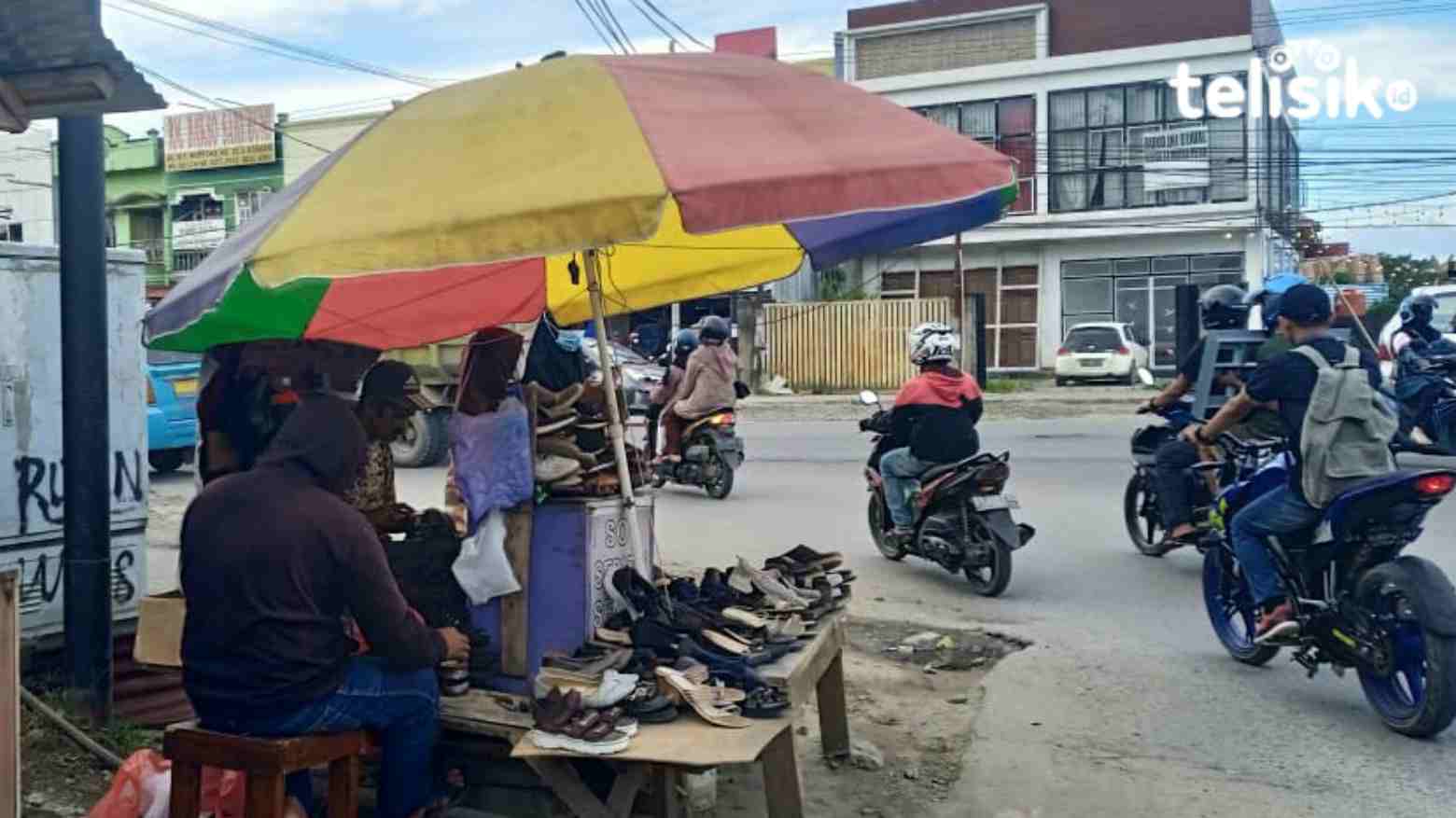 Lewat Jasa Jahit Sepatu, Ayah Ini Berjuang Sekolahkan Anak-Anaknya