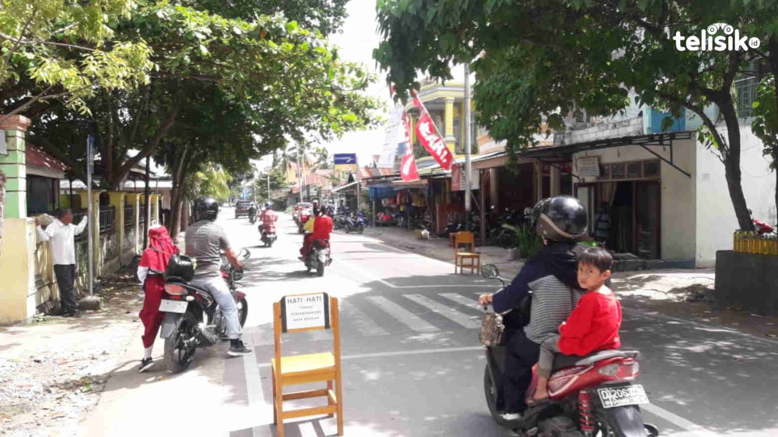 Tak Ada Rambu, Sekolah Manfaatkan Kursi Belajar Jadi Palang di Jalan