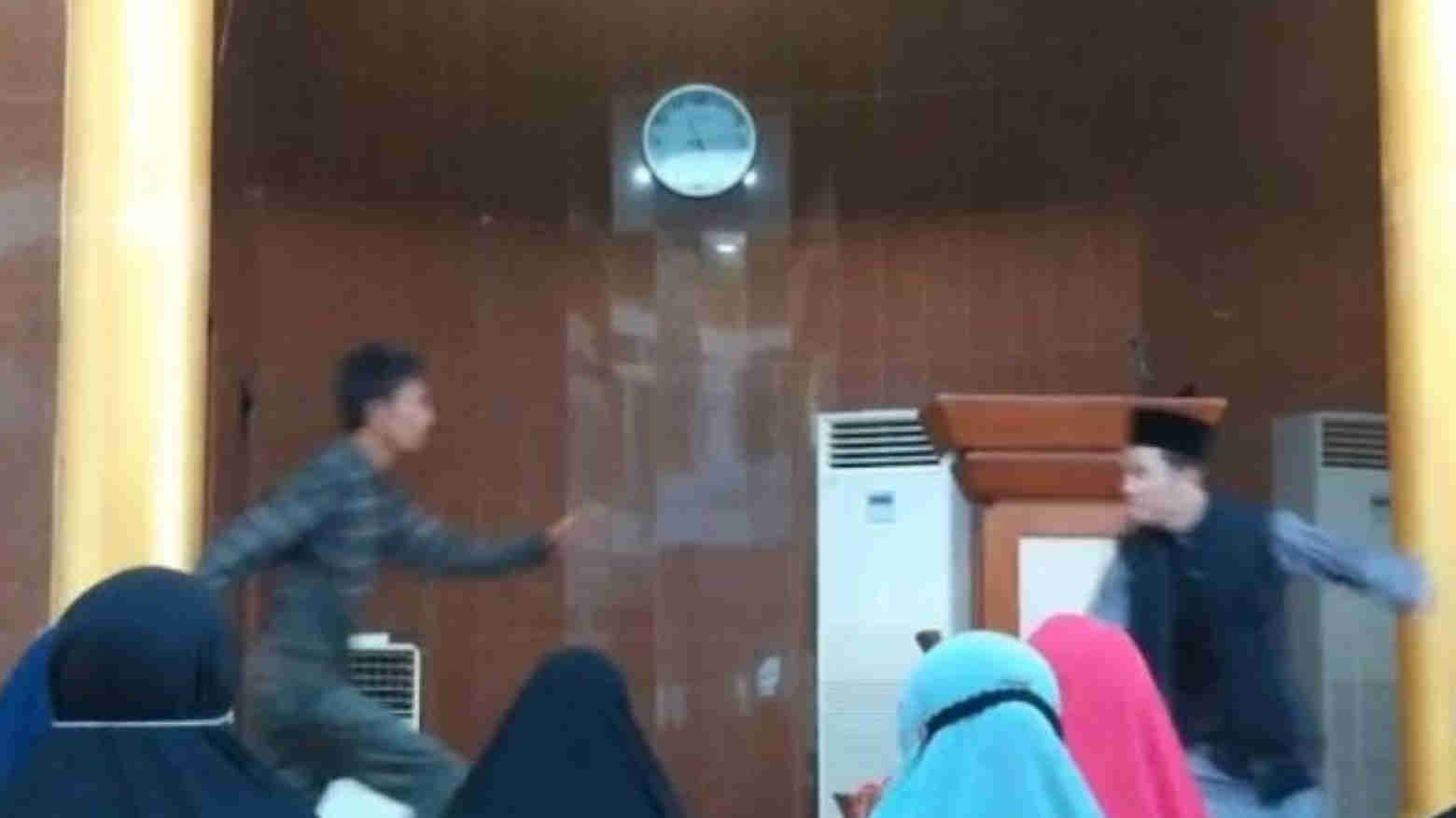 Ustaz Lagi Ceramah Diserang, Pelakunya Ngaku Komunis