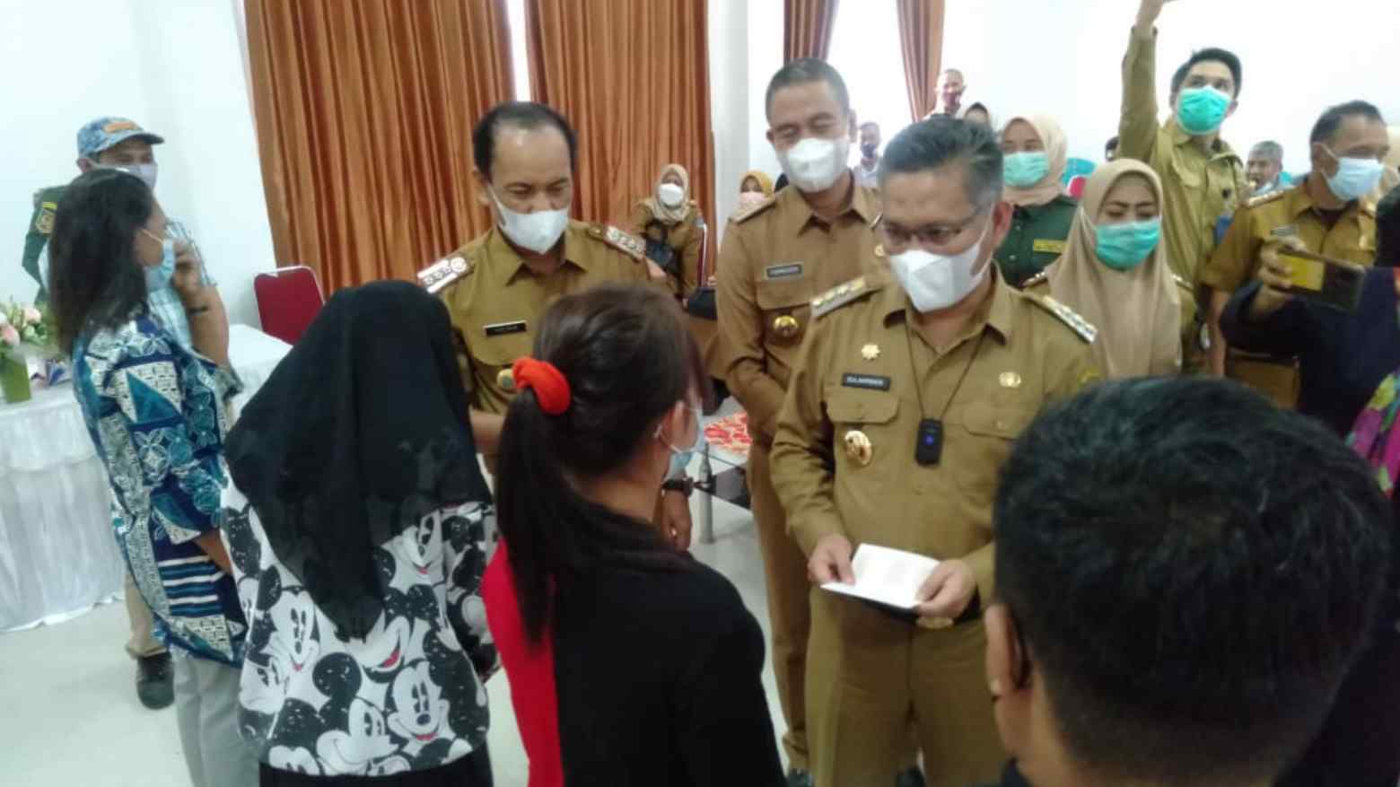 Wali Kota Serahkan Bantuan Sosial Pekerja dan Korban Angin Puting Beliung