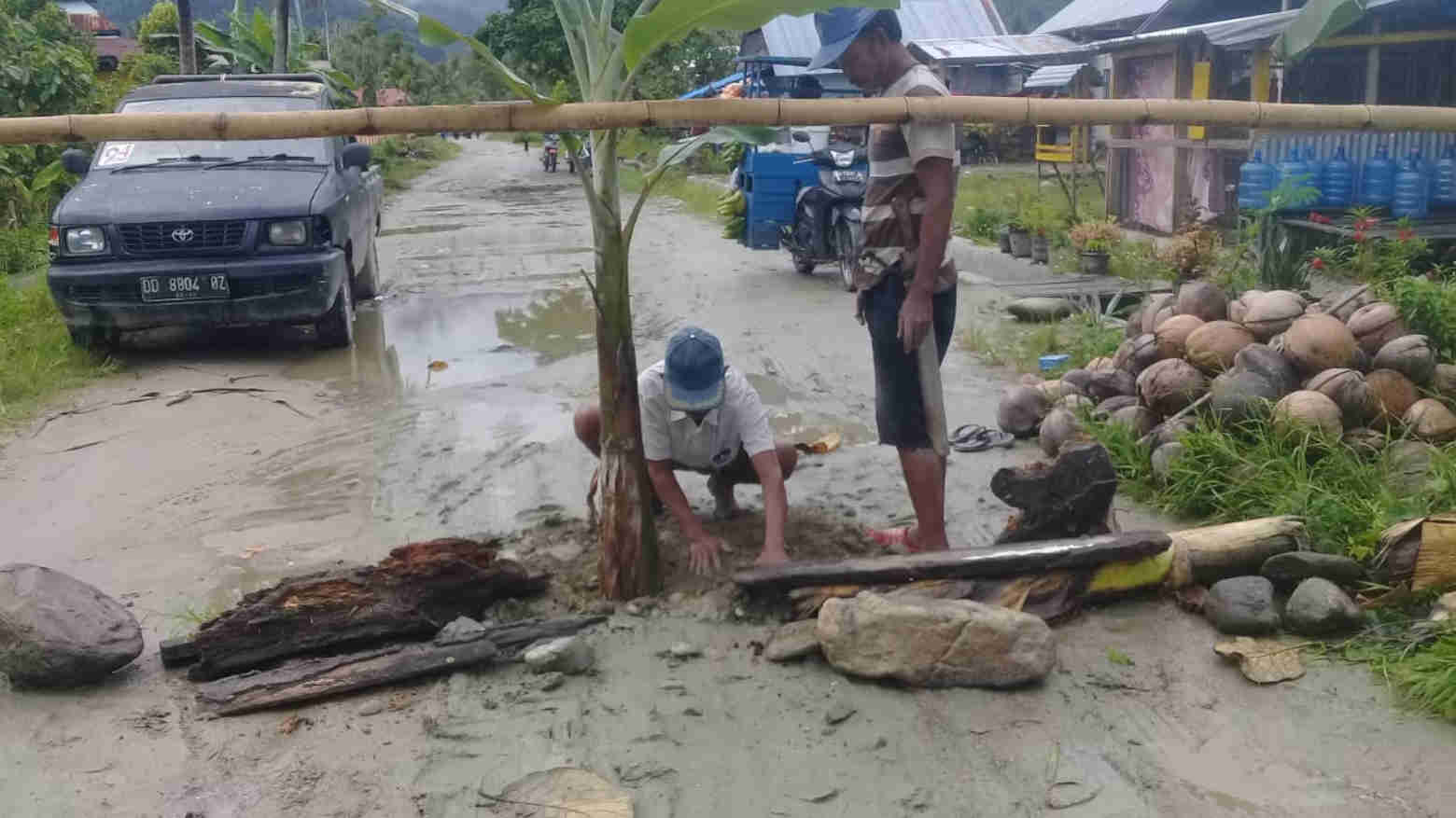 Warga Kolut Tutup Akses Jalan Menuju Basecamp Pekerja Bandara