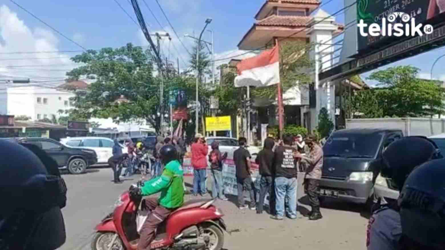 2 Tahun Jokowi, Mahasiswa Blokir Jalan Batas Kota Makassar