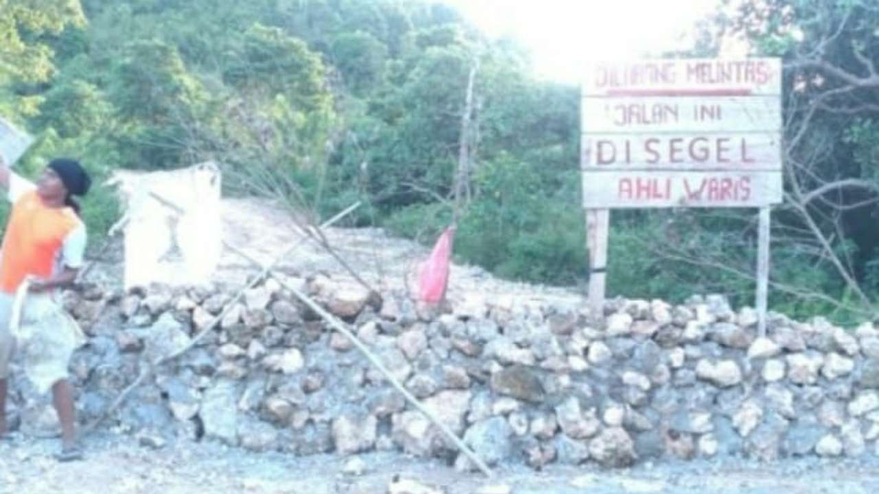 Ahli Waris Pemilik Lahan Kembali Tutup Jalan Menuju Stadion Takimpo
