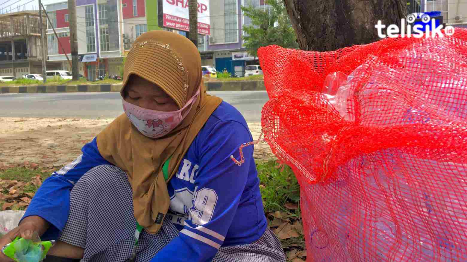 Akibat Pandemi, Pedagang Ini Beralih Profesi Jadi Pemulung