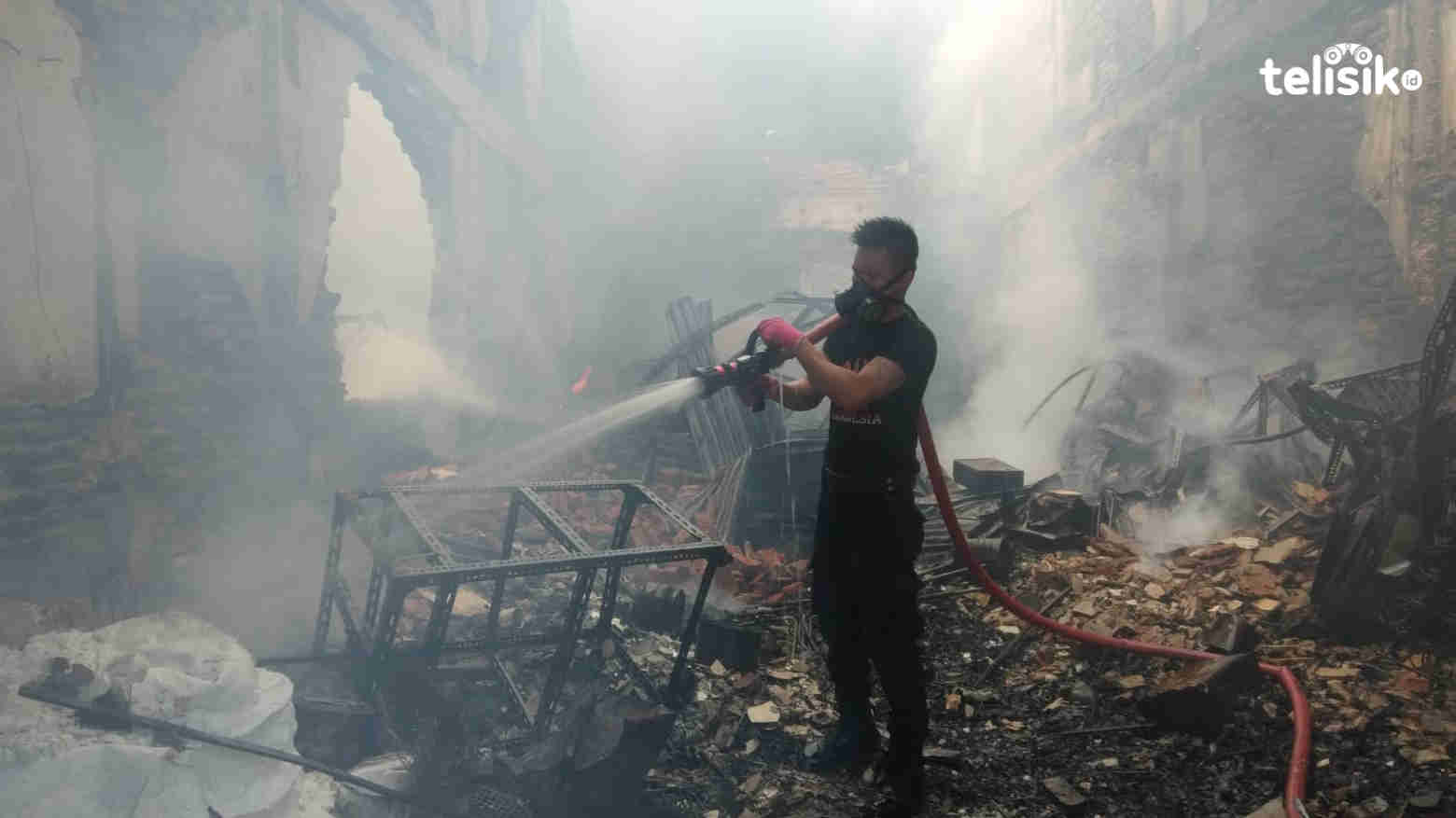 Api Ruko Kota Lama Belum Jinak, Damkar Kendari Padamkan Api Pakai Air Laut