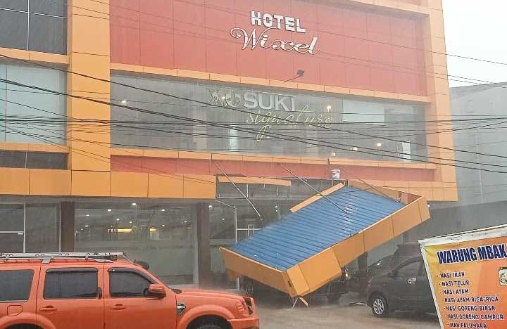 Atap Teras Hotel Wixel Ambruk Gegara Hujan Lebat, 1 Mobil Rusak