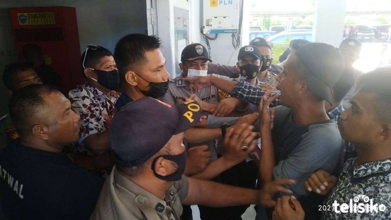 Berlangsung Ricuh, Massa Kurung Tim KPK di Busel