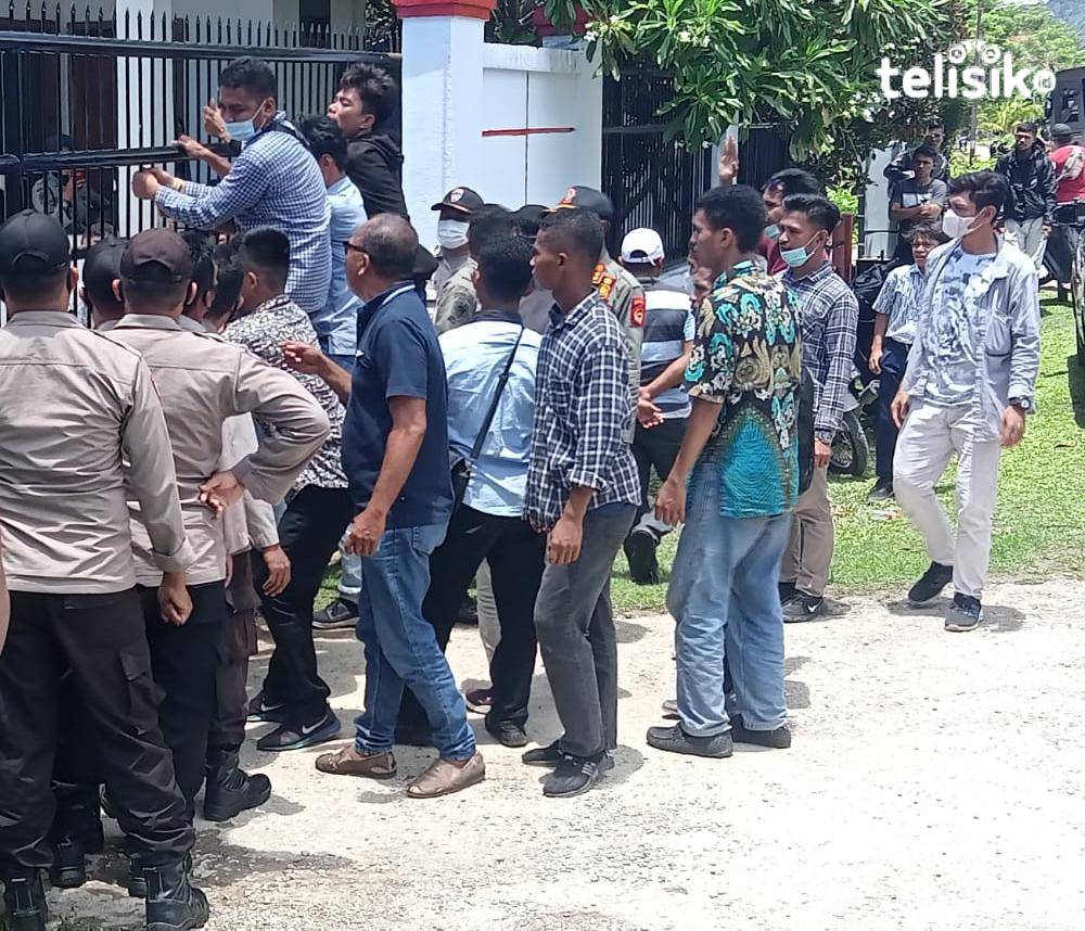 Bupati Busel Terima Perwakilan Aksi, Massa Terpaksa Keluar Karena Tak Ada KPK