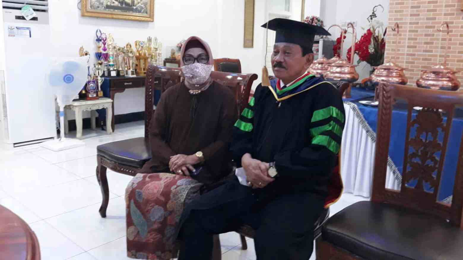 Bupati Buton Utara Raih Doktor dari UNJ di Usia 71 Tahun