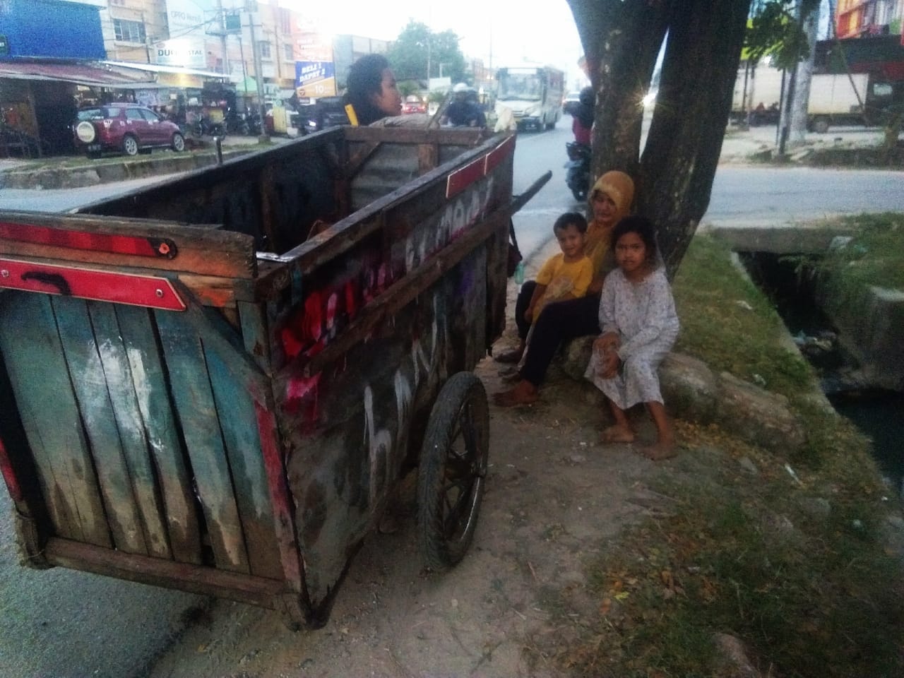 Dari Sampah, Ibu Ini Hidupi Suami dan 9 Anak