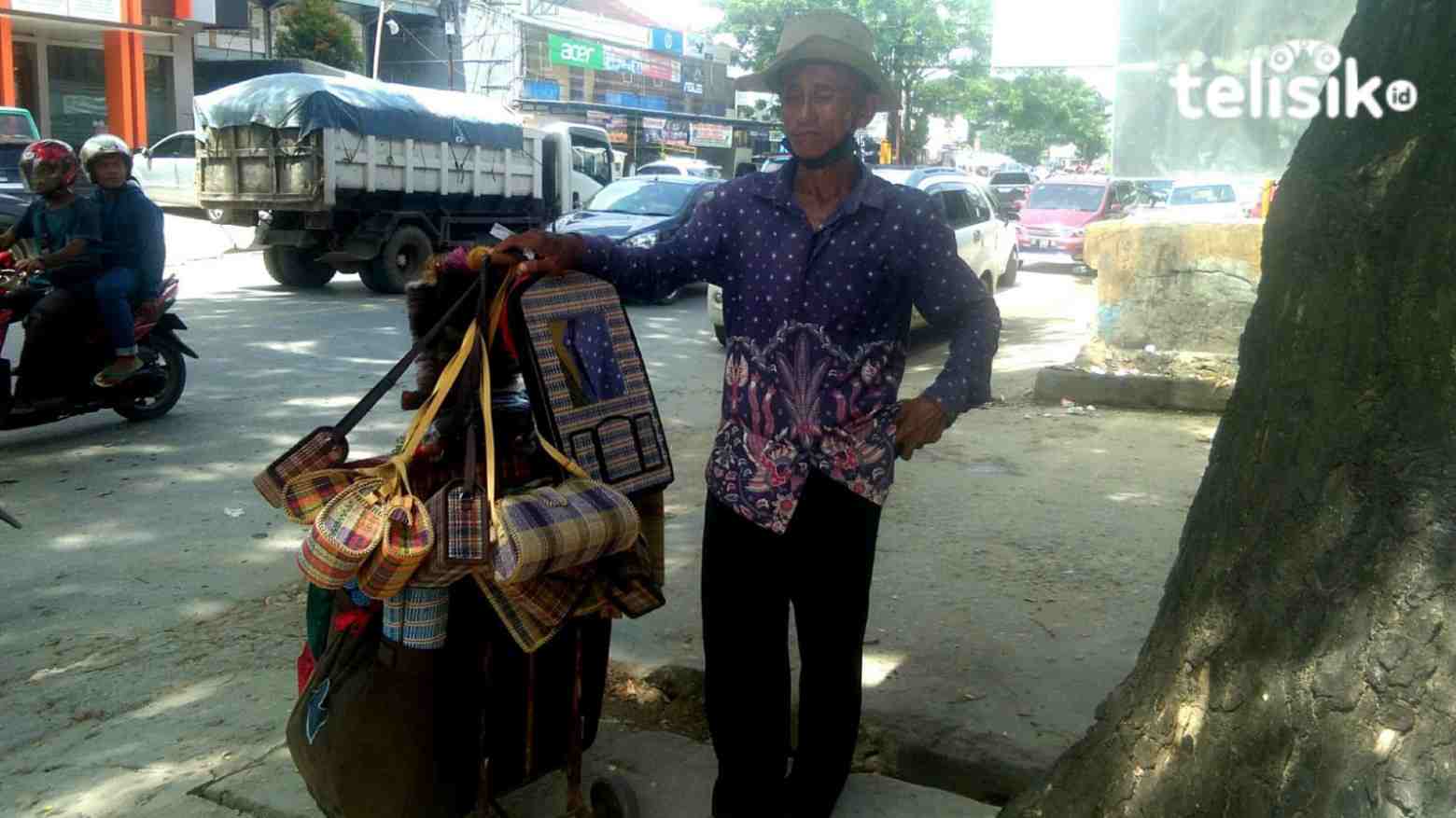 Demi Keluarga, Bapak Ini Rela Puluhan Tahun Merantau Jualan Kerajinan
