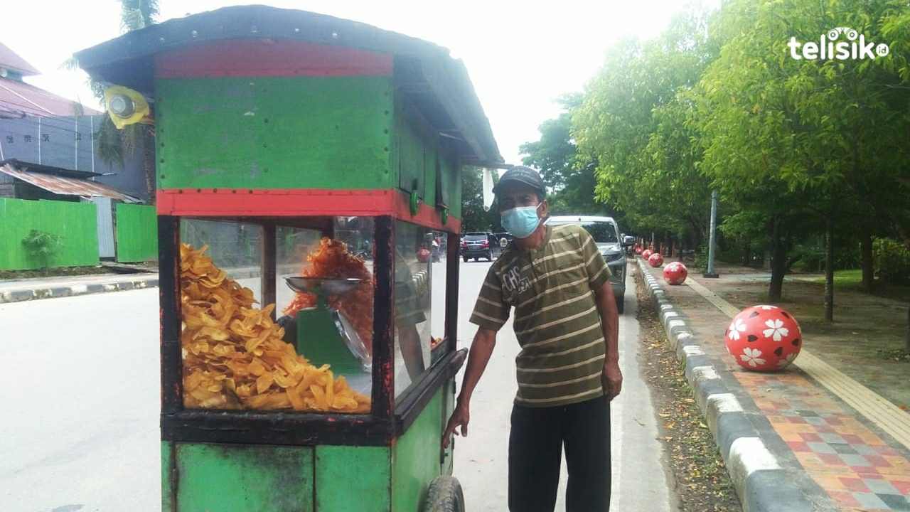 Demi Keluarga, Pria Ini Bertahan 20 Tahun Berjualan Keripik Singkong