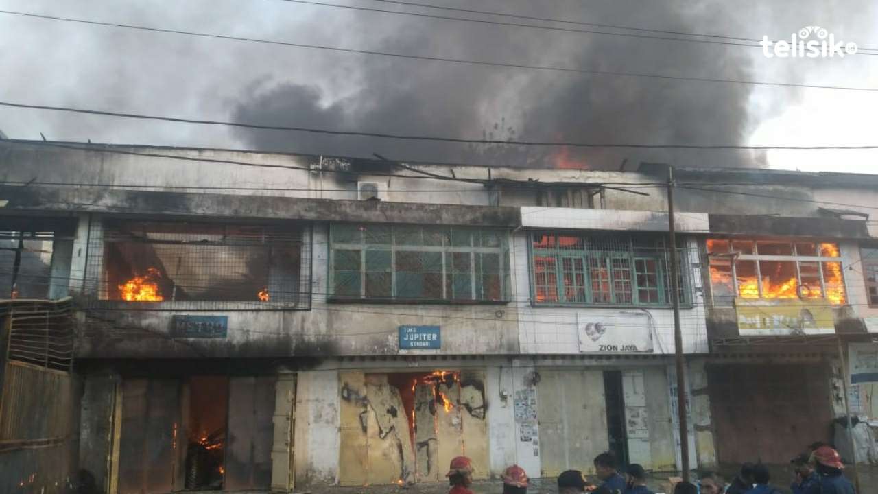 Dua Kali Pemadam Kehabisan Air, Api Terus Membesar hingga Lima Ruko Sudah Hangus