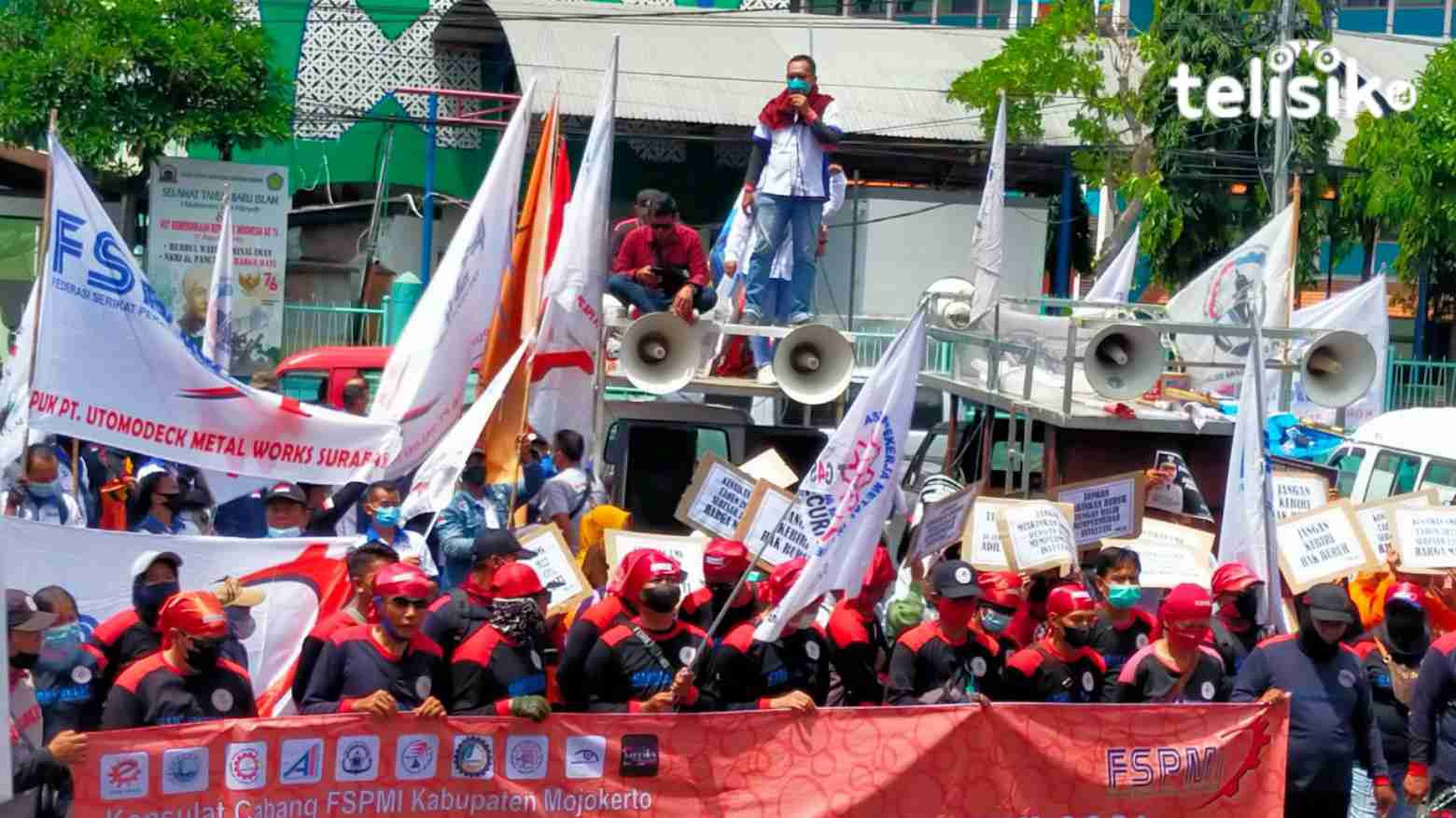 Gubernur Jatim Lamban Tetapkan Upah Minimum, Buruh Gelar Aksi