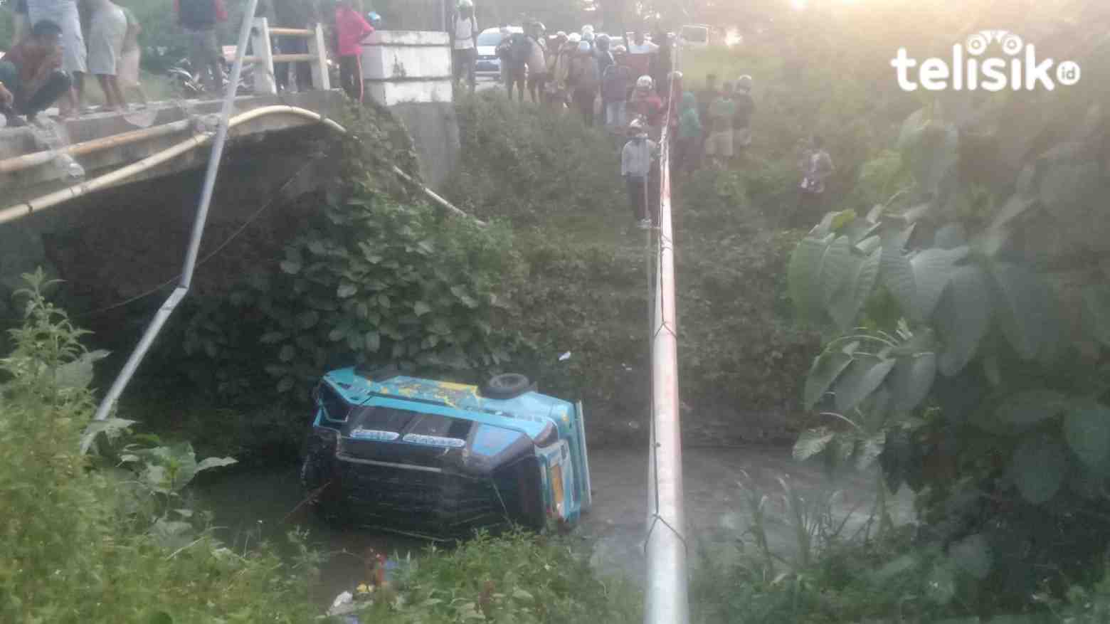 Hindari Kendaraan Lain, Angkutan Umum di Kendari Terjun ke Kali