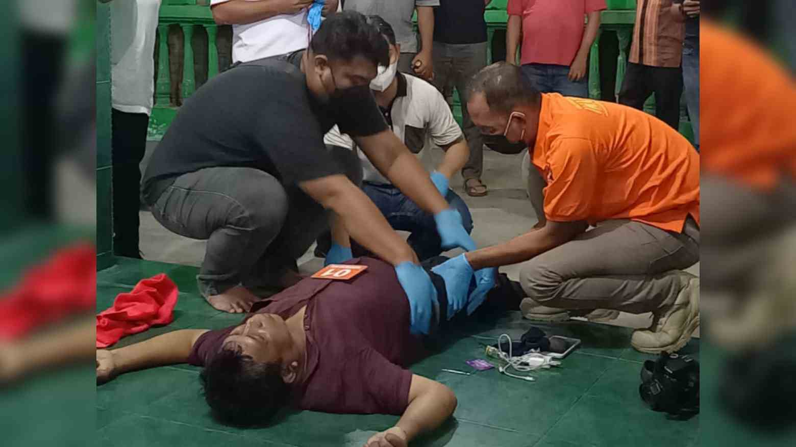 Jemaah Terkejut Temukan Mayat Terlentang di Teras Masjid