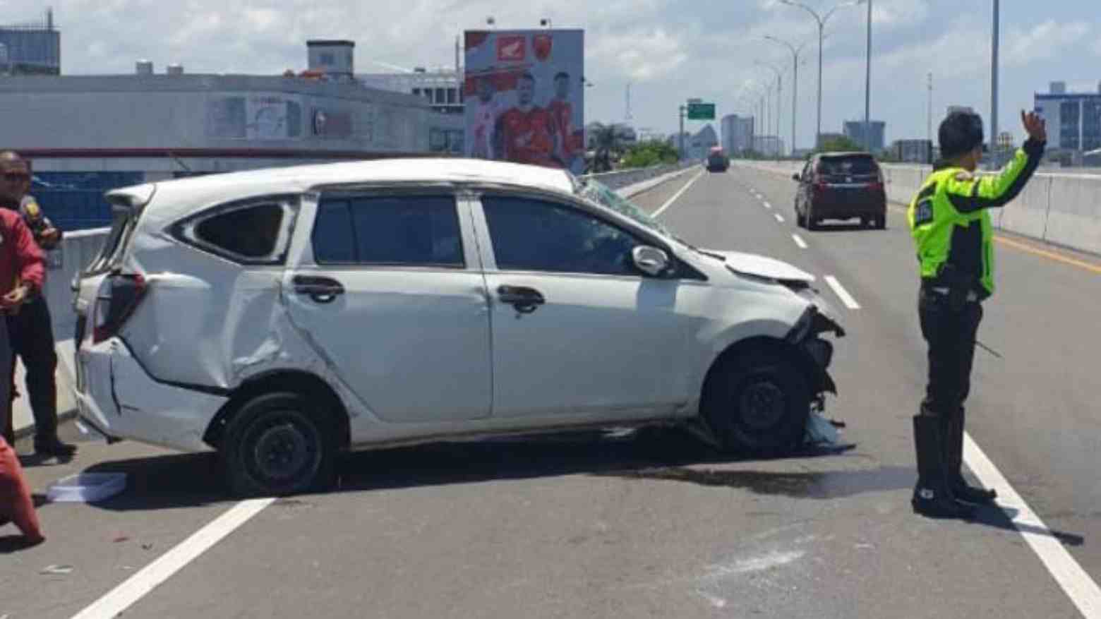 Kecepatan Tinggi di Jalan Tol, Mobil Pembawa Makanan Terbalik