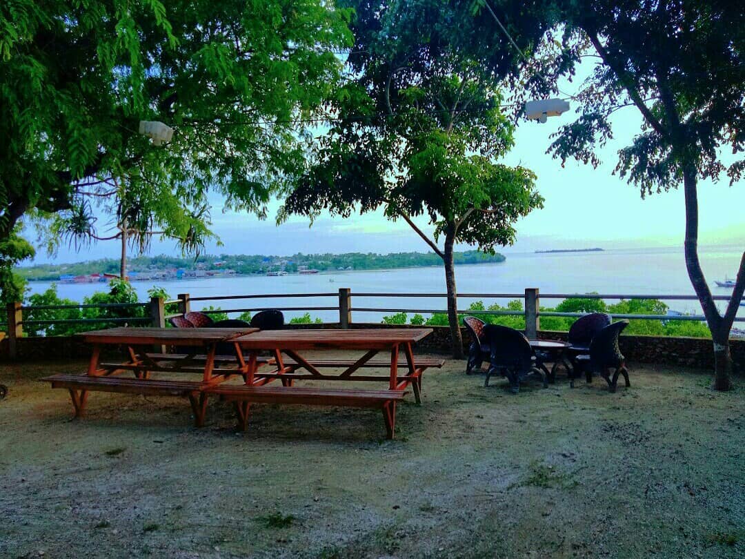 Kedai Laroka Hadirkan Sajian Makanan Nikmat dan Panorama Senja