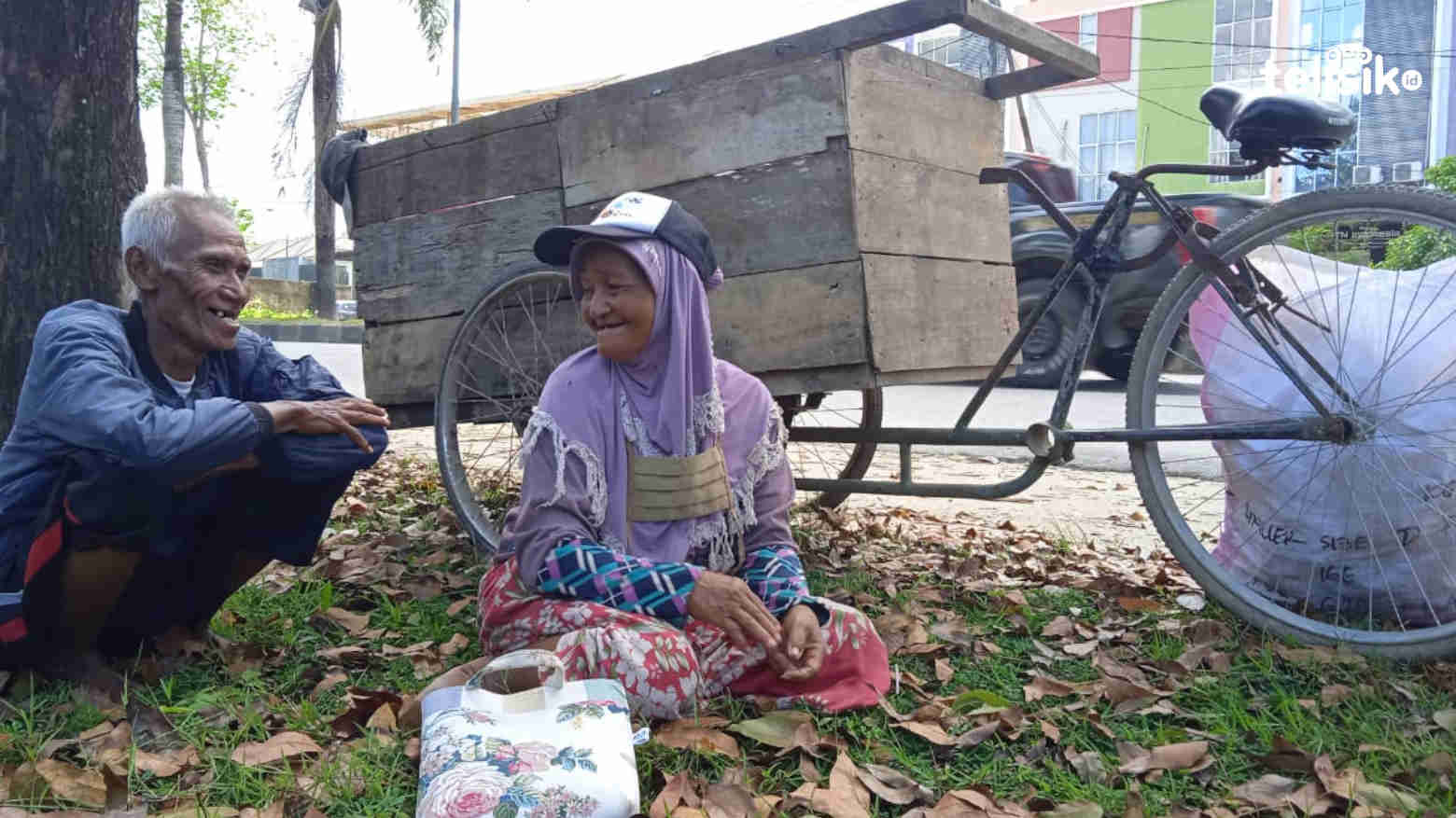 Kisah Sepasang Suami Istri Pemulung, Bahagia Meski Tak Kaya