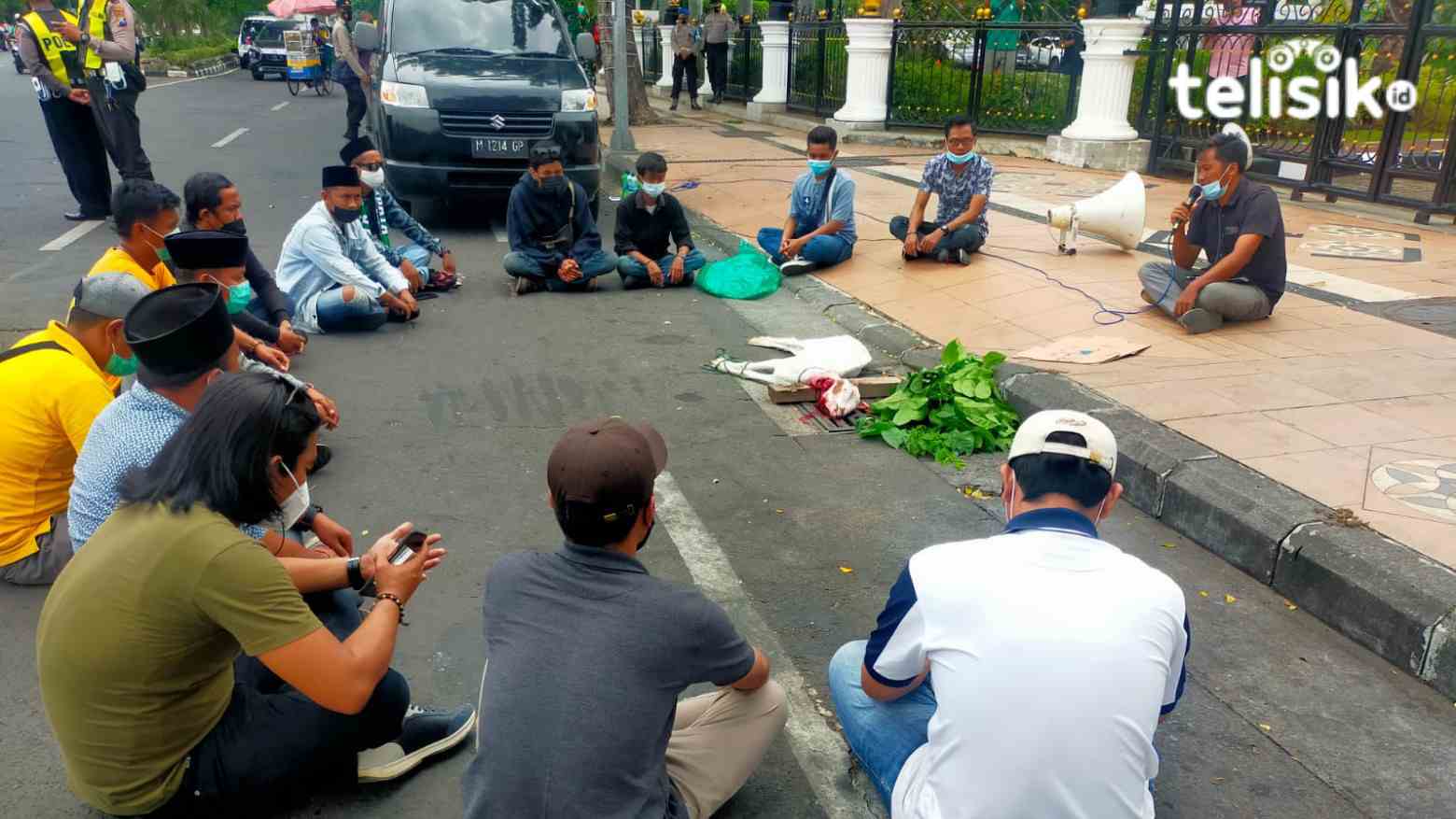 Massa Sembelih Kambing Saat Demo Tuntut Usut Korupsi  Pengelolaan Dana Hibah Pemprov Jatim