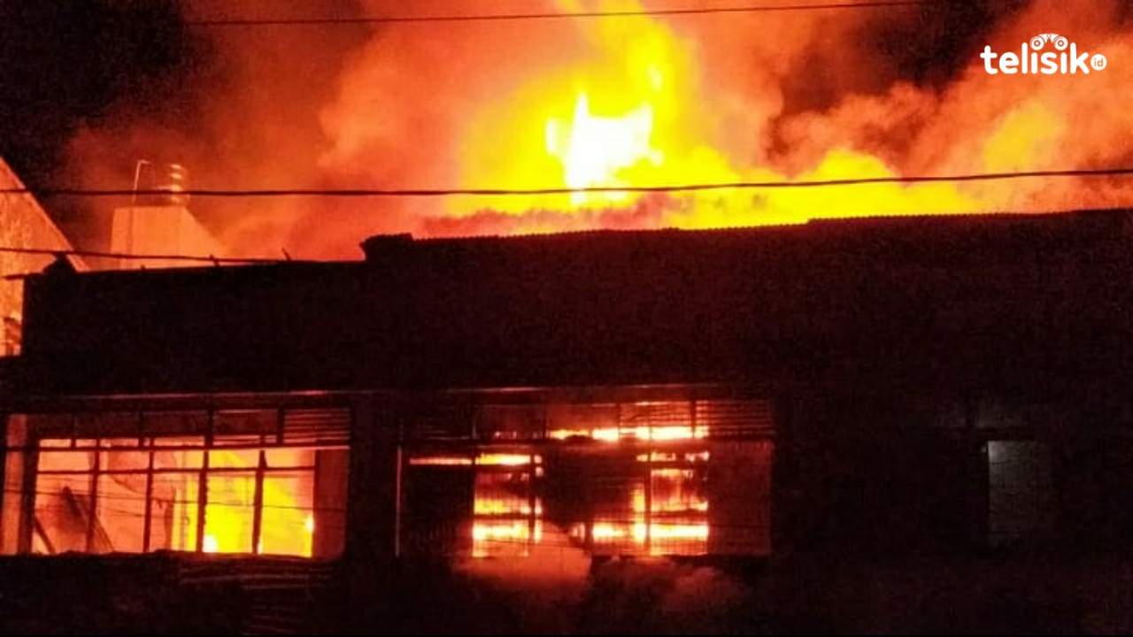 Pemadam Kehabisan Air, Api Semakin Membesar Melalap Pasar Sentral Kota Lama Kendari