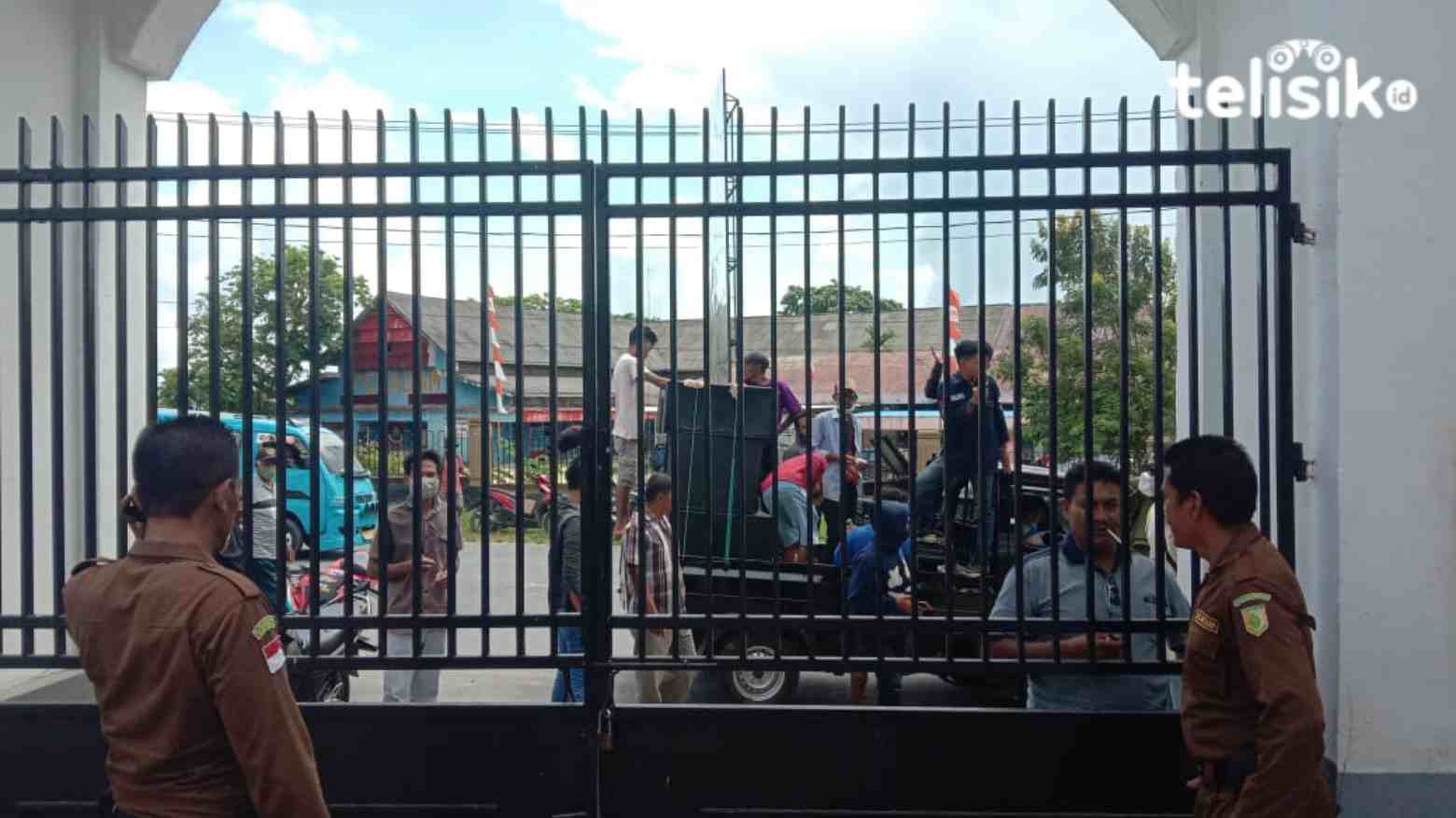 Perangkat Desa Tuntut Pembayaran Honor dan Copot Sekretaris DMPD