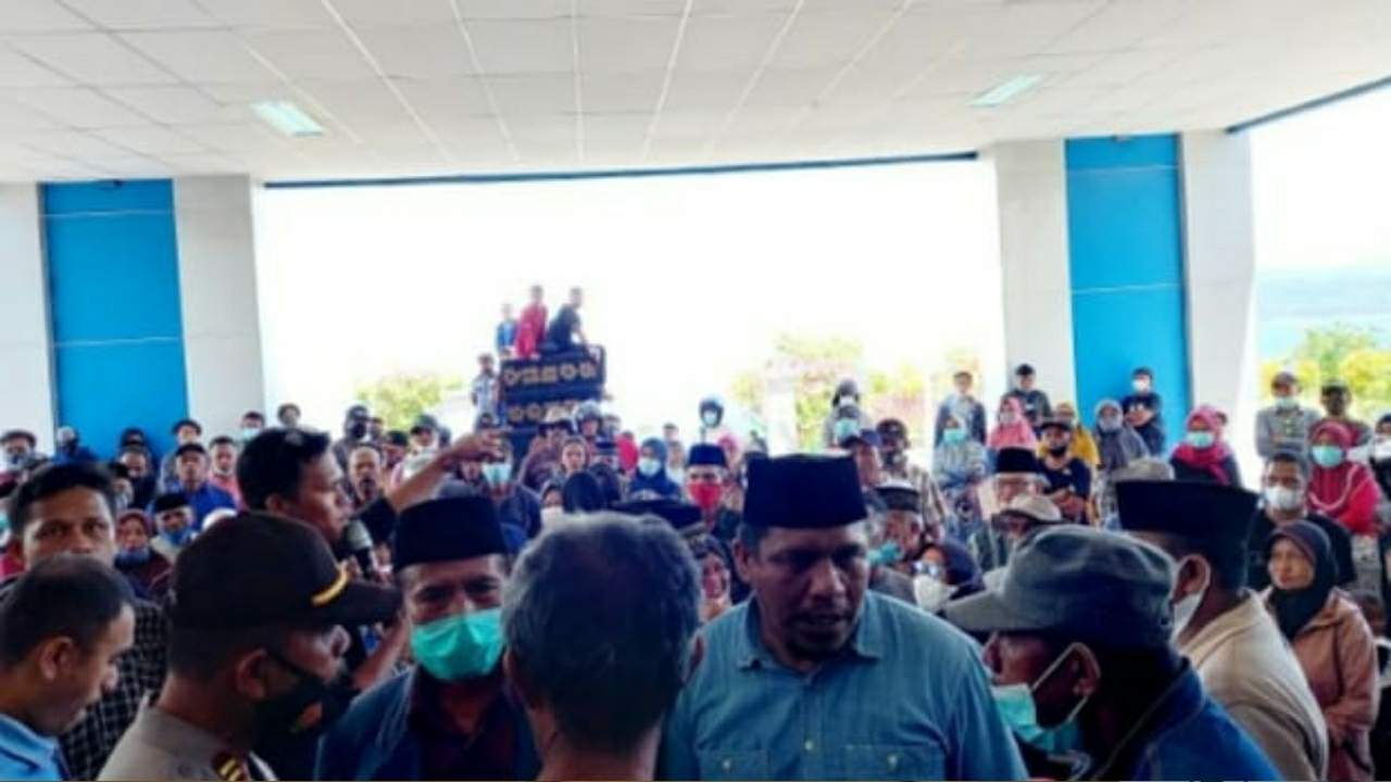 Perpecahan di Desa Wabula-Wasuemba, Massa Demo Bupati Buton