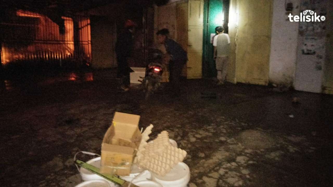 Polisi Bantu Pedagang Keluarkan Barang dari Ruko