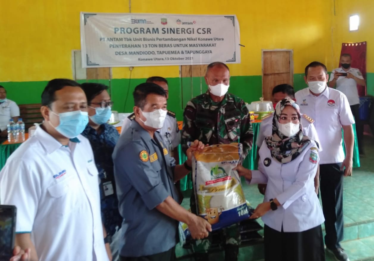 Ratusan Warga Konut Dapat Bantuan 13 Ton Beras dari PT Antam