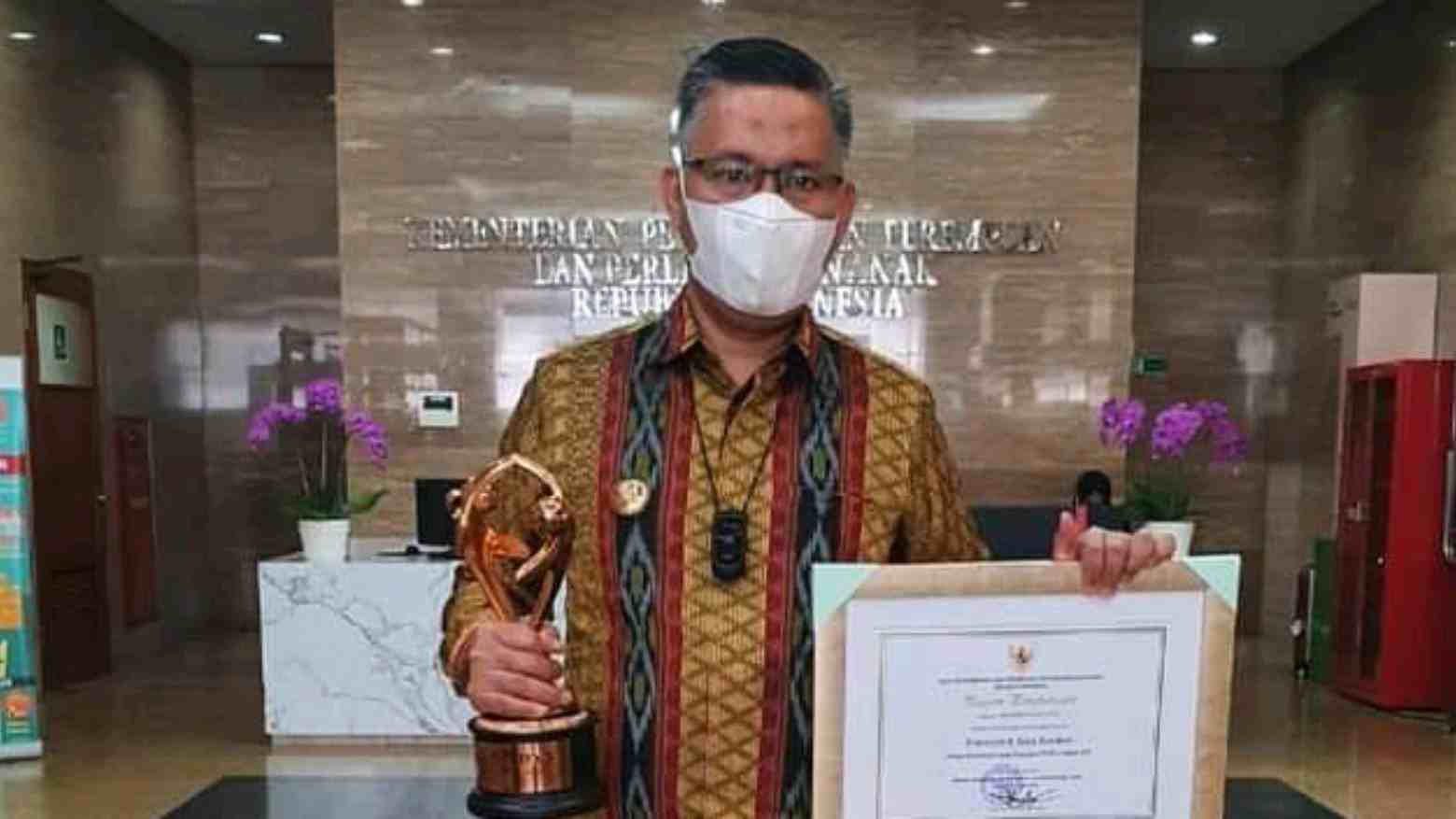 Sabet Penghargaan Kota Layak Anak, Wali Kota Kendari Terima Piala dari Kementerian