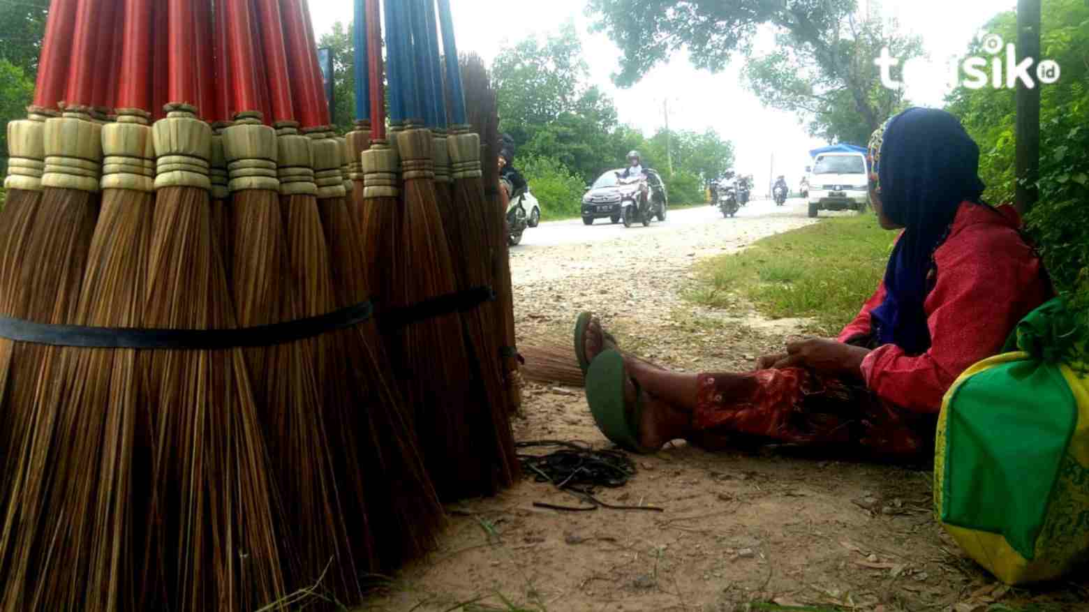 Tak Ingin Mengemis, Nenek Ini Tegar Jualan Sapu Lidi di Pinggir Jalan