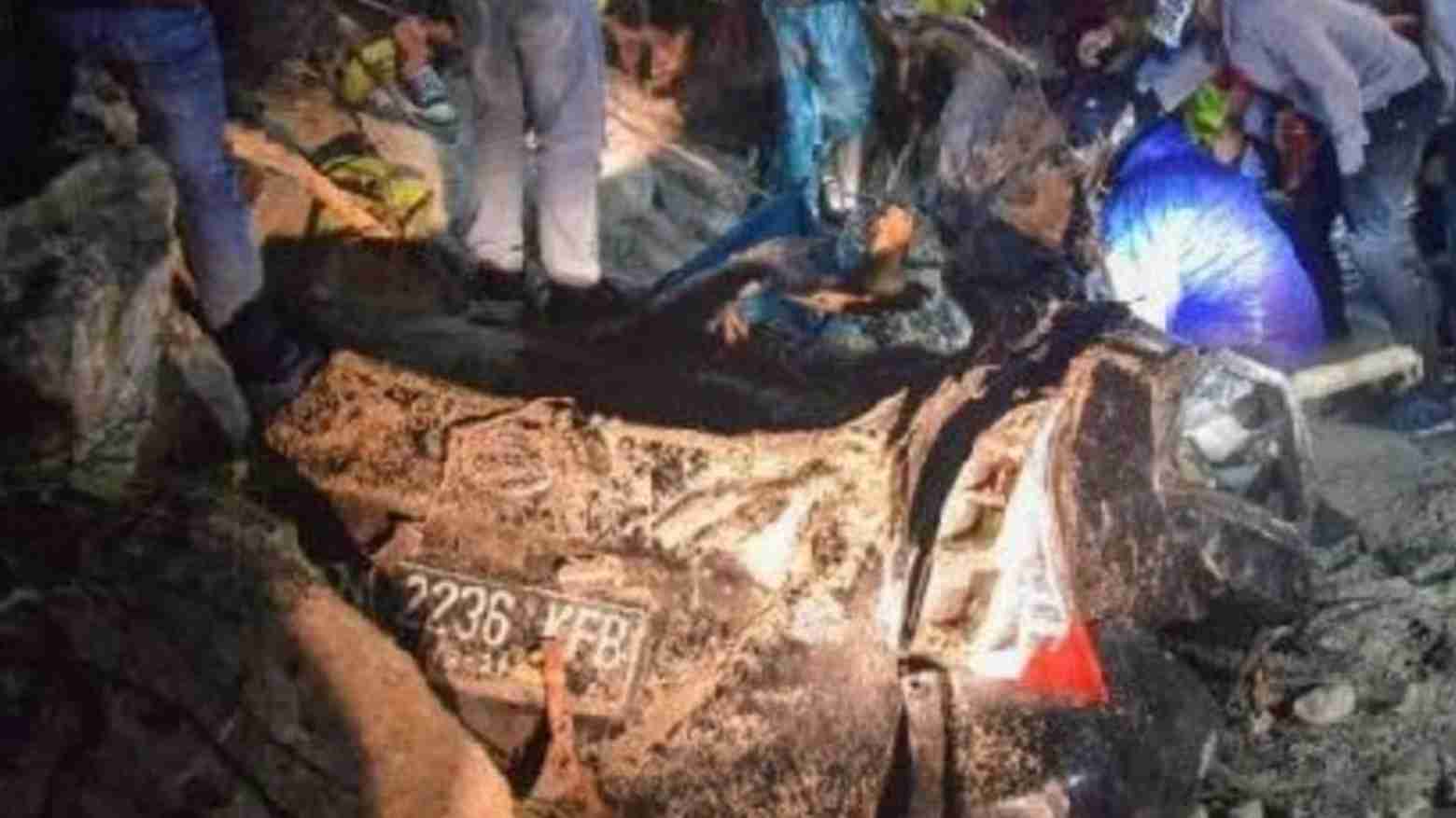 Tiga Orang Tewas di Tempat Setelah Mobil yang Dikendarai Tertimpa Longsor
