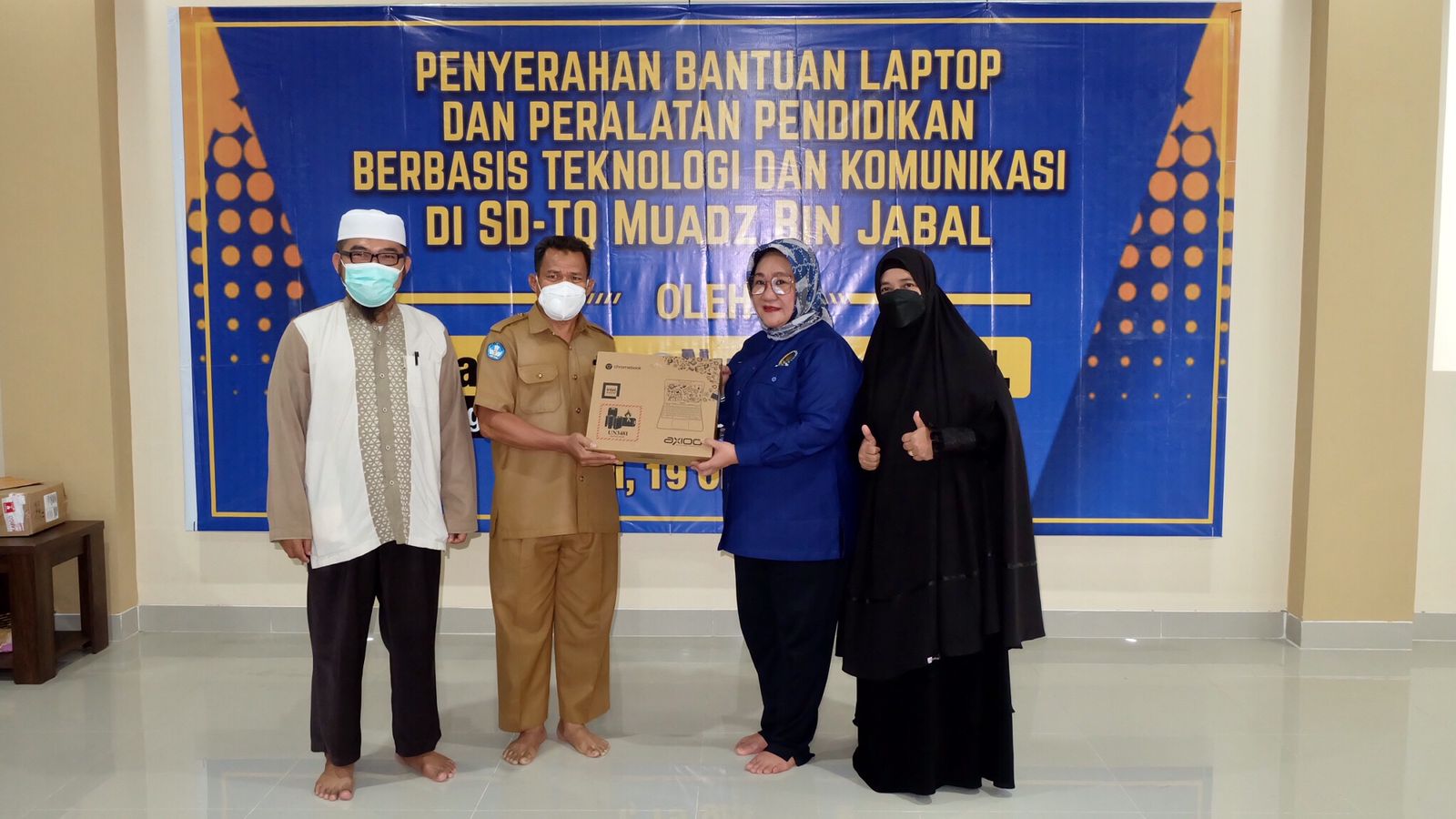 Tina Nur Alam Salurkan 30 Unit Laptop pada Siswa Muadz Bin Jabal