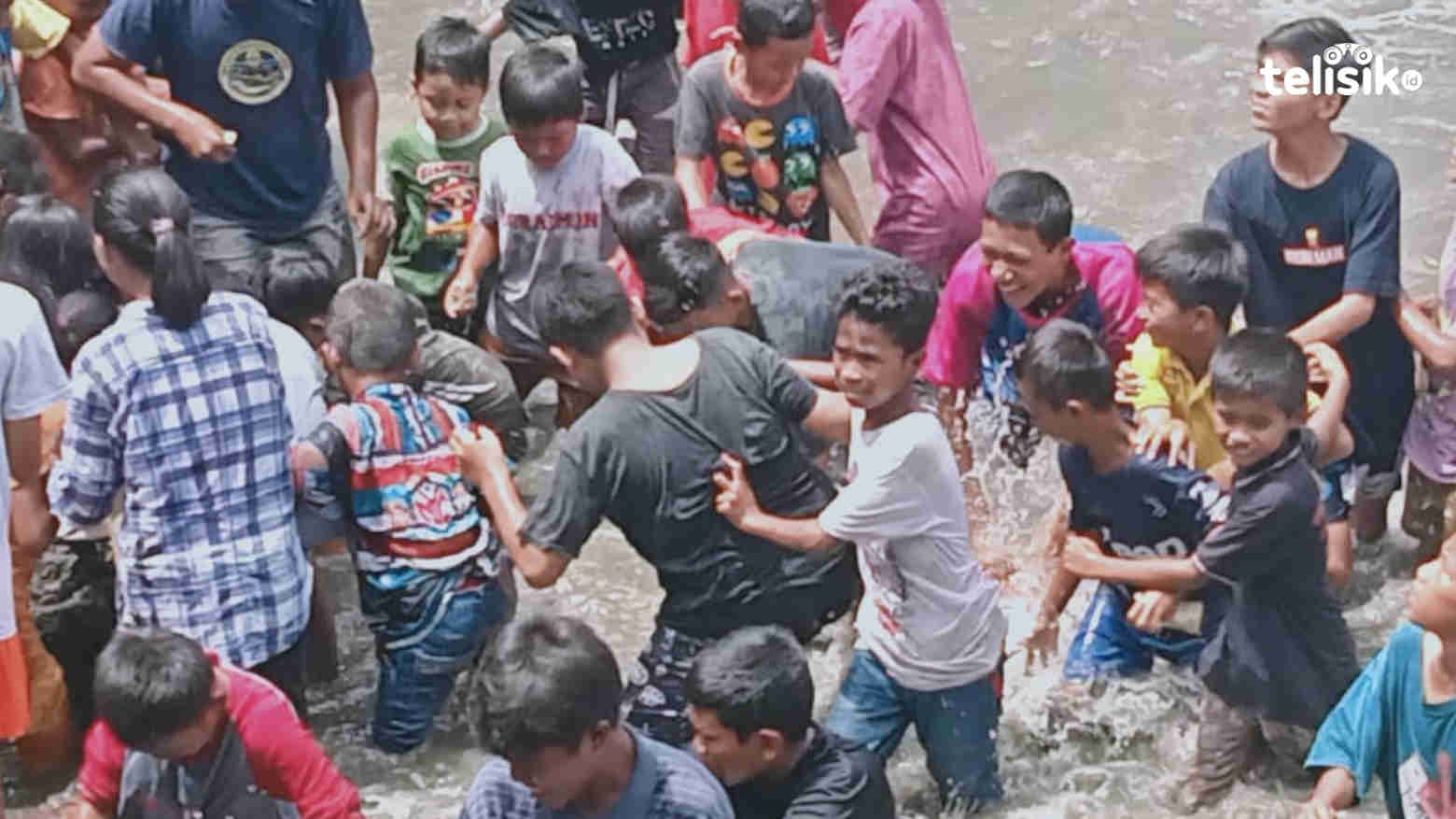 Unik, Tradisi Anak-Anak Berebut Uang di Festival Batu Poaro
