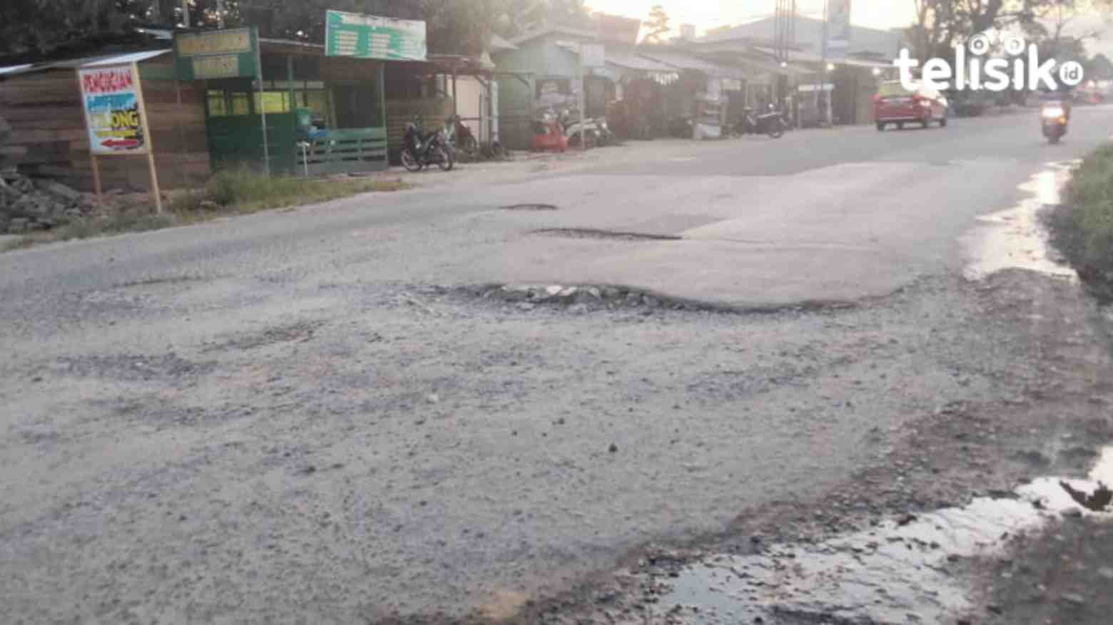 Warga Keluhkan Jalan Budi Utomo Kendari Berlubang