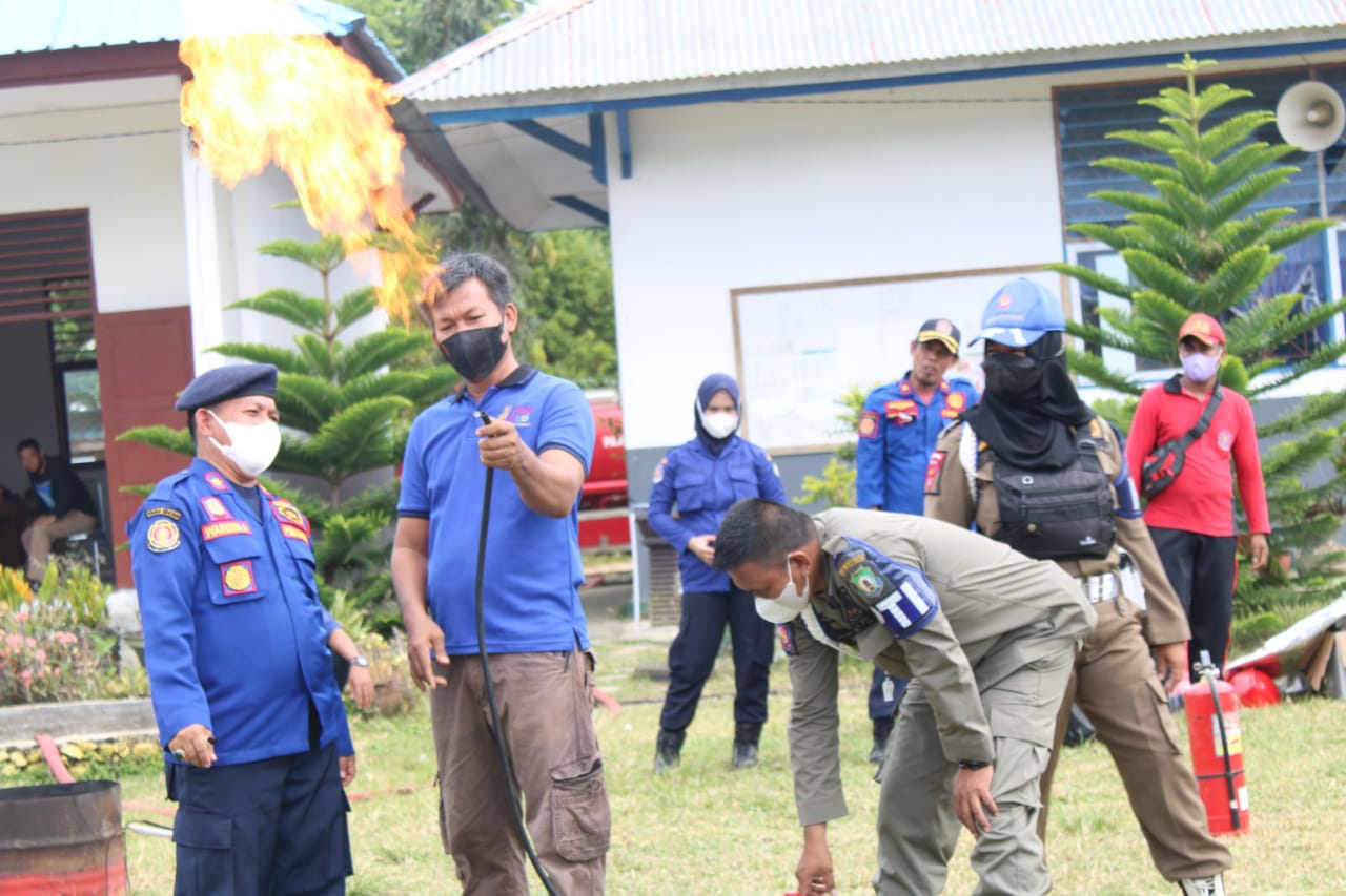 Waspada Dini Terhadap Kebakaran, Damkar Bombana Ajari Pelajar Jinakkan Api