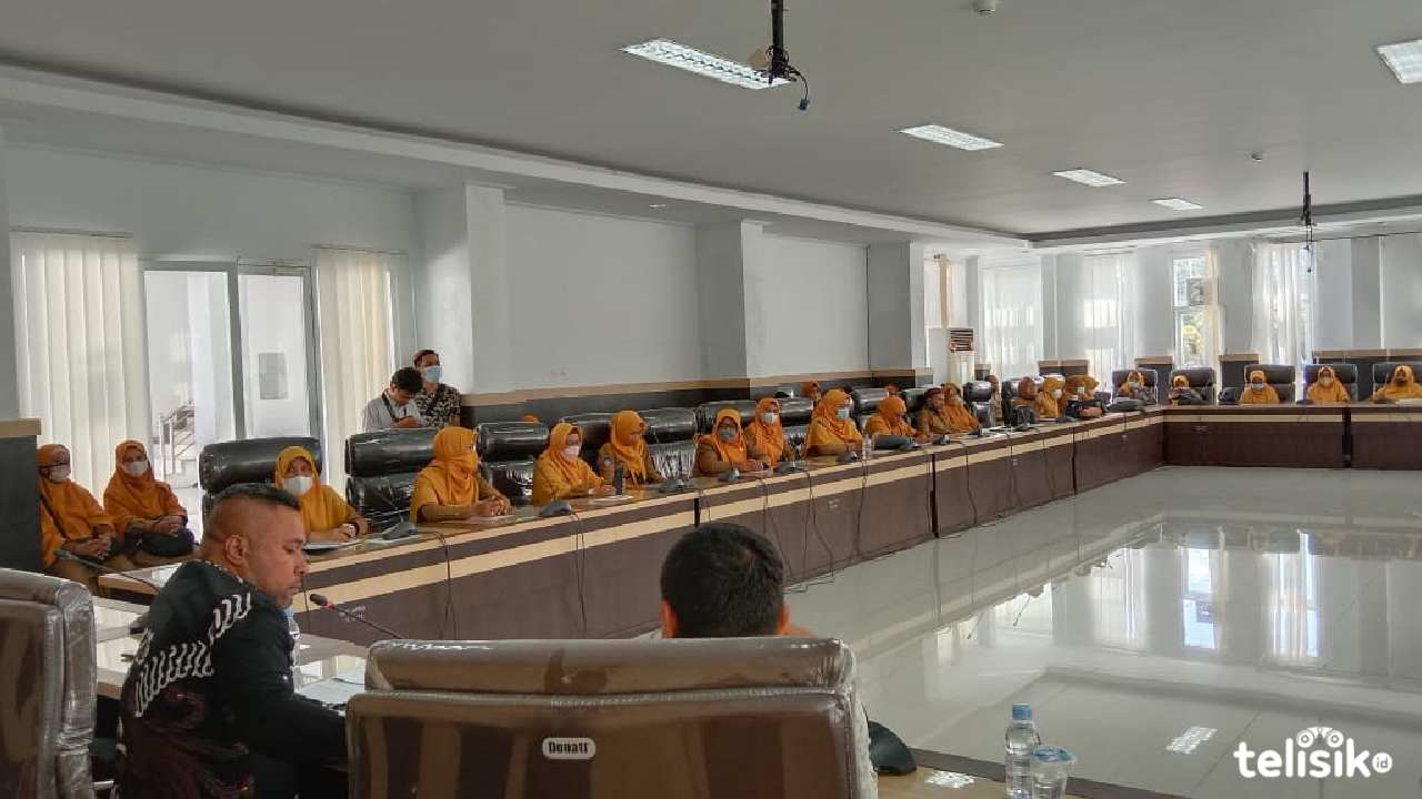 Dinilai Arogan, Puluhan Guru Laporkan Kepala SMPN 10 Kendari ke Dewan