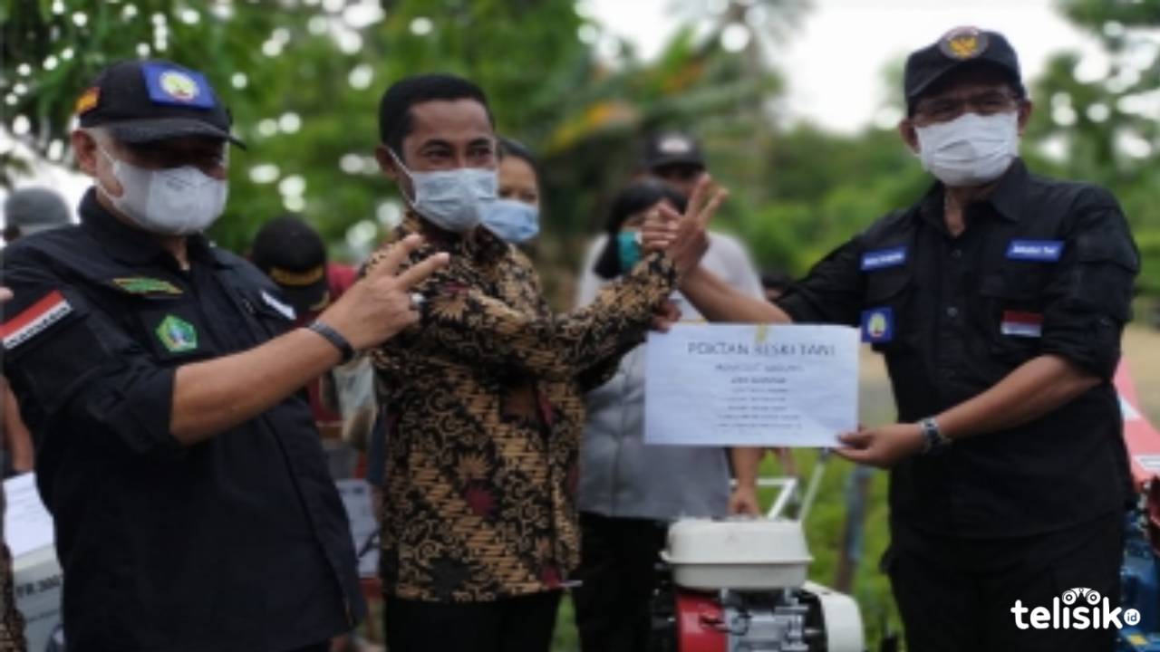 Bupati Serahkan Ratusan Alsintan ke Tujuh Kelompok Tani di Kolaka Utara