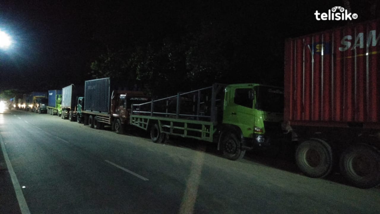 Demi Dapatkan Bahan Bakar Solar, Puluhan Sopir Truk Rela Tidur di Mobil