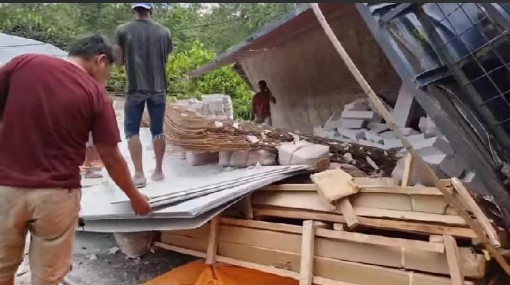 Alami Mati Mesin di Tanjakan, Mobil Fuso Bermuatan Material Bangunan Terbalik