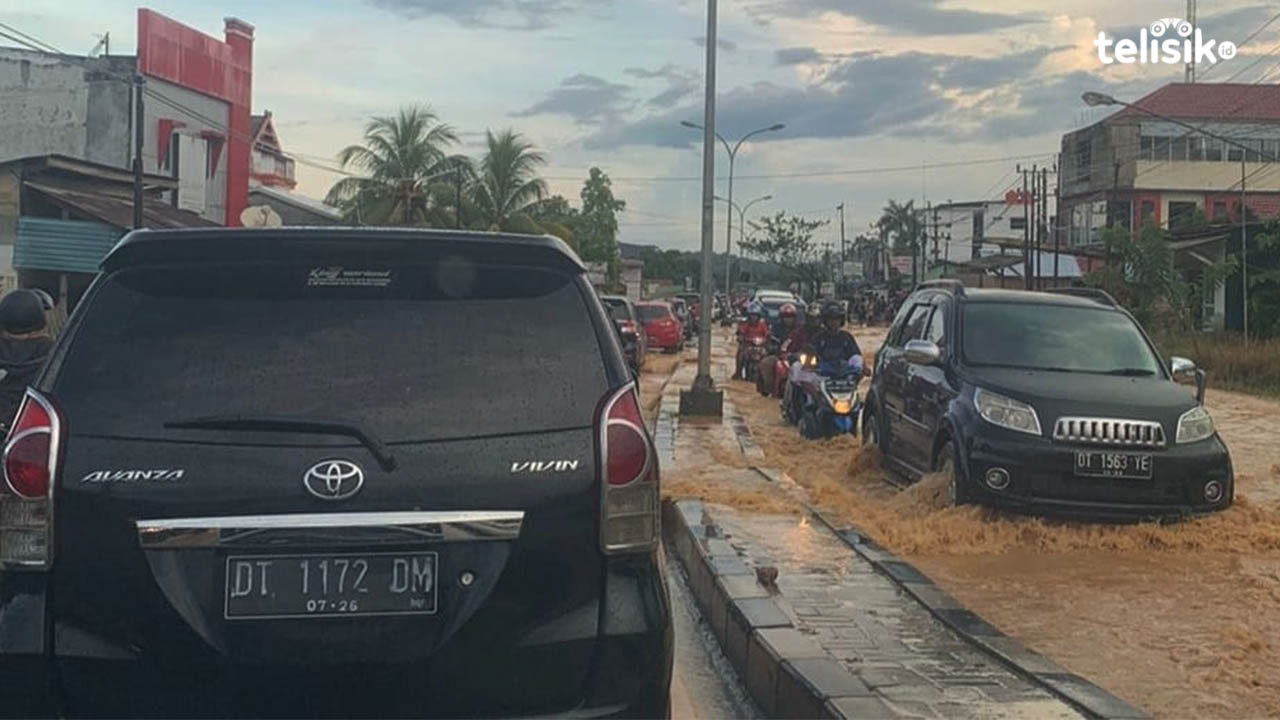 Banjir Setinggi Lutut Kaki Orang Dewasa Sebabkan Macet di Kendari