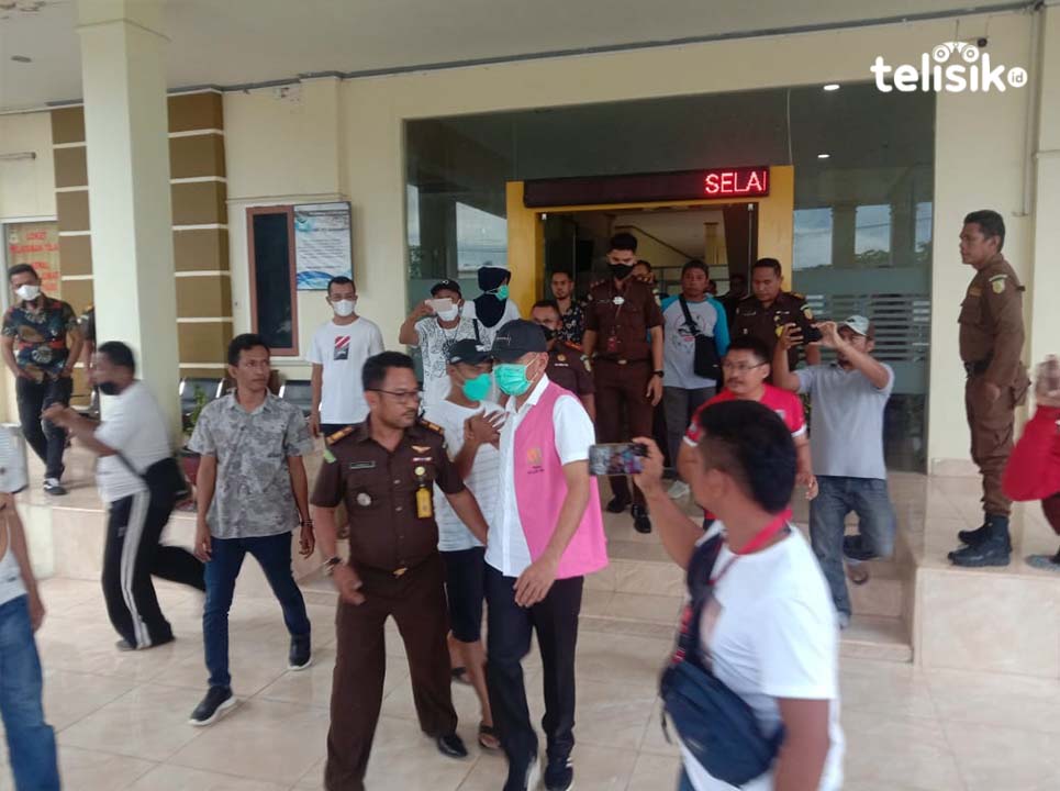 Mantan Sekwan Mubar Datang di Kejari Pakai Mobil Pribadi, Pulang Naik Mobil Tahanan Menuju Rutan