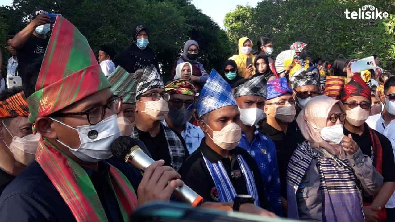 Berkunjung ke Desa Wisata Liya Togo, Sandiaga Uno Berikan Hadiah Perlengkapan Menjahit