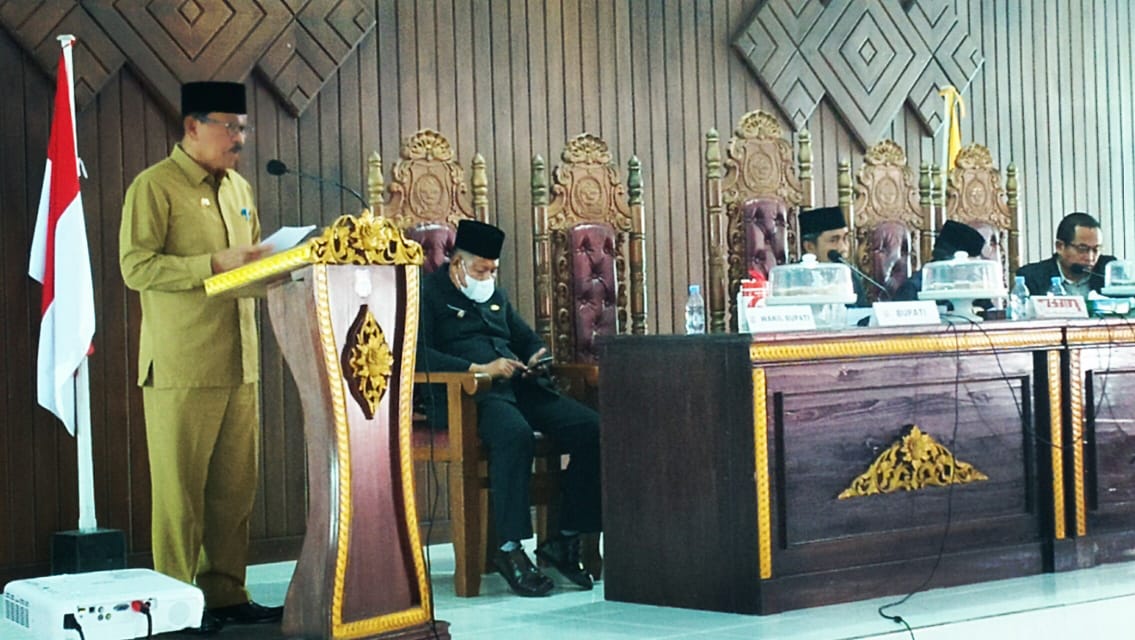 Bupati Butur Serahkan Dokumen Nota Keuangan dan Rancangan APBD 2022